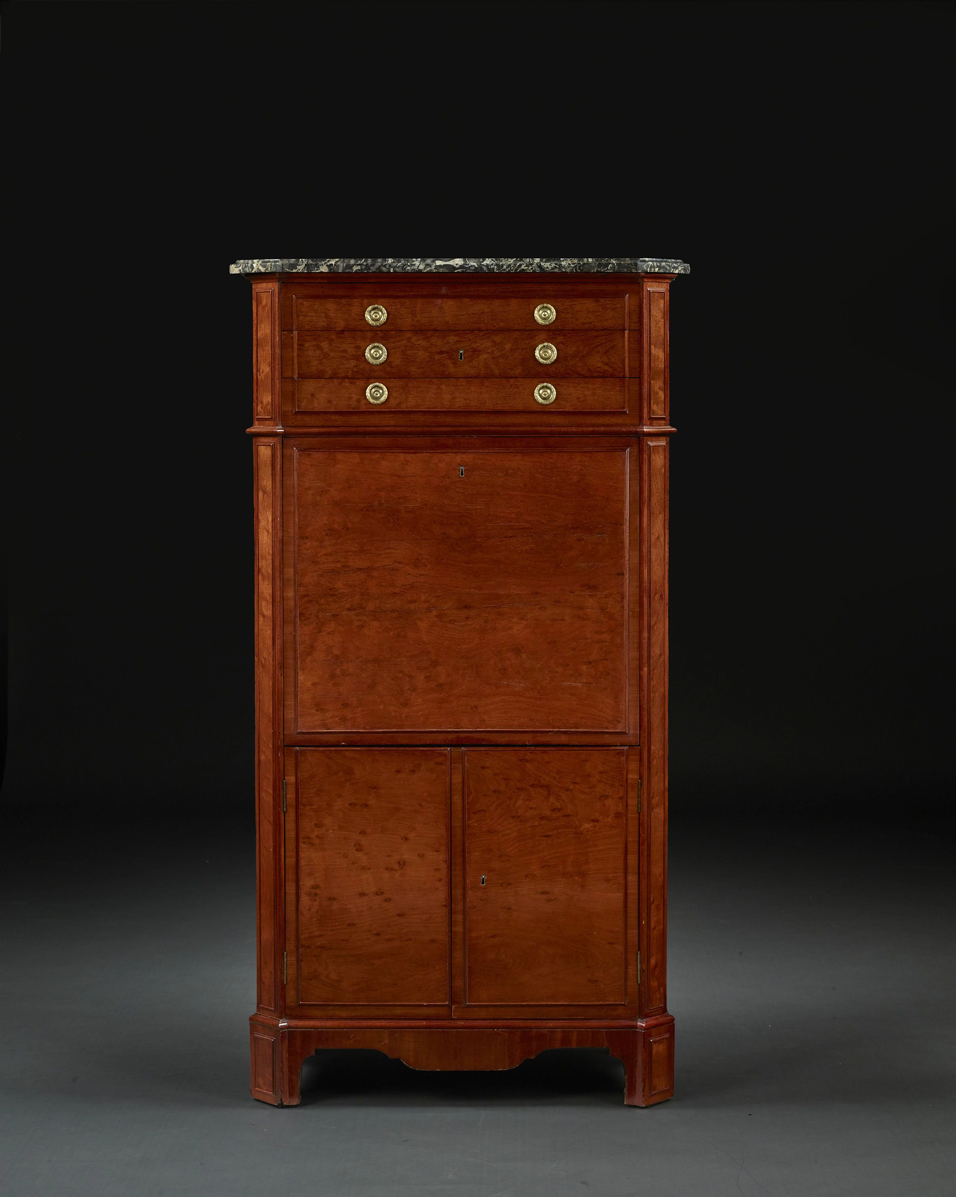 SECRÉTAIRE EN ARMOIRE D'ÉPOQUE LOUIS XVI Attribué à Jean-Henri Riesener