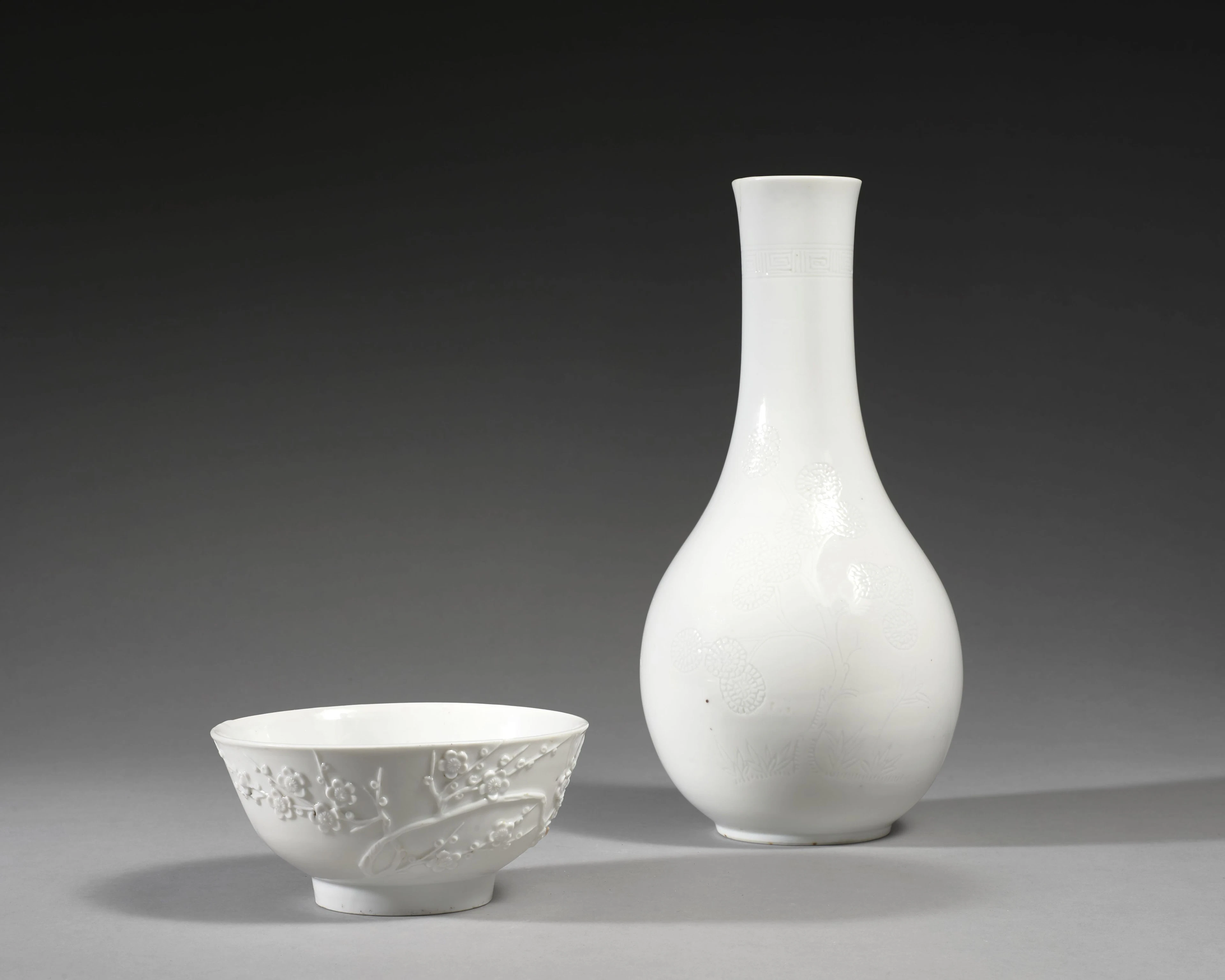 BOL ET VASE EN PORCELAINE BLANC DE CHINE, Chine, XVIIIe et XXe siècle