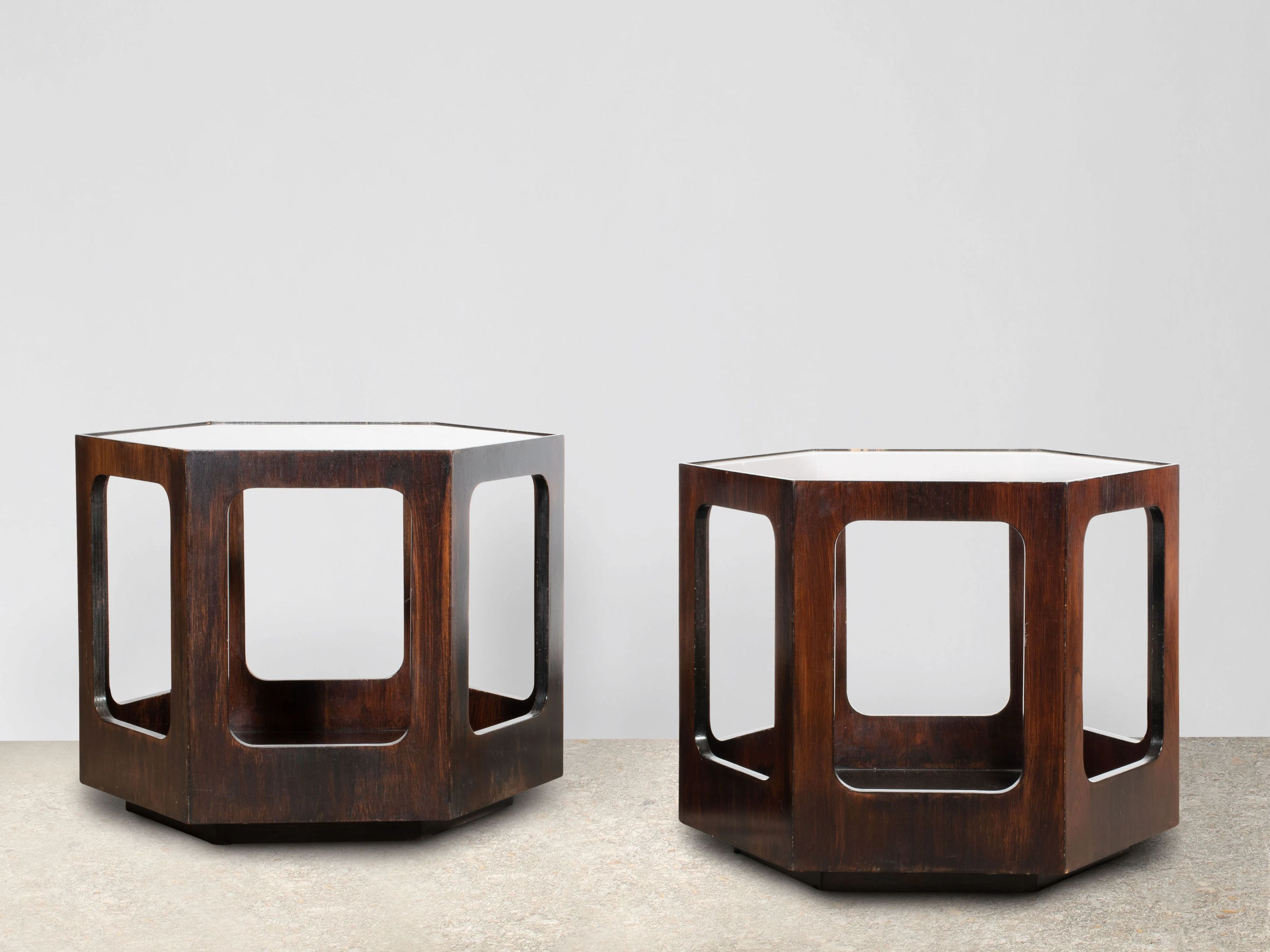 BERTOMEU & CIA ÉDITEUR Paire de tables d’appoint – circa 1970