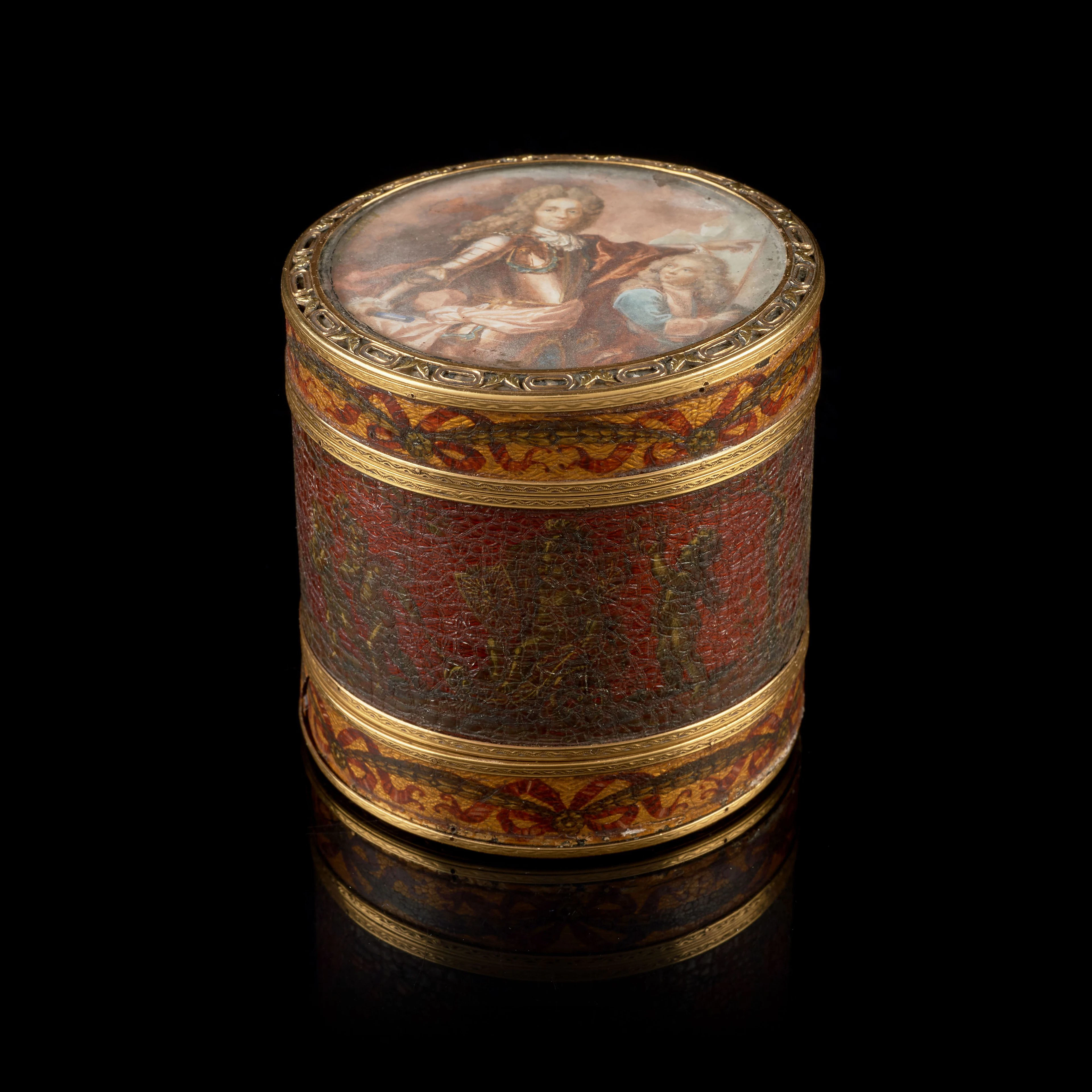 BOÎTE CYLINDRIQUE À DOUBLE FOND EN CORNE TEINTÉE À...