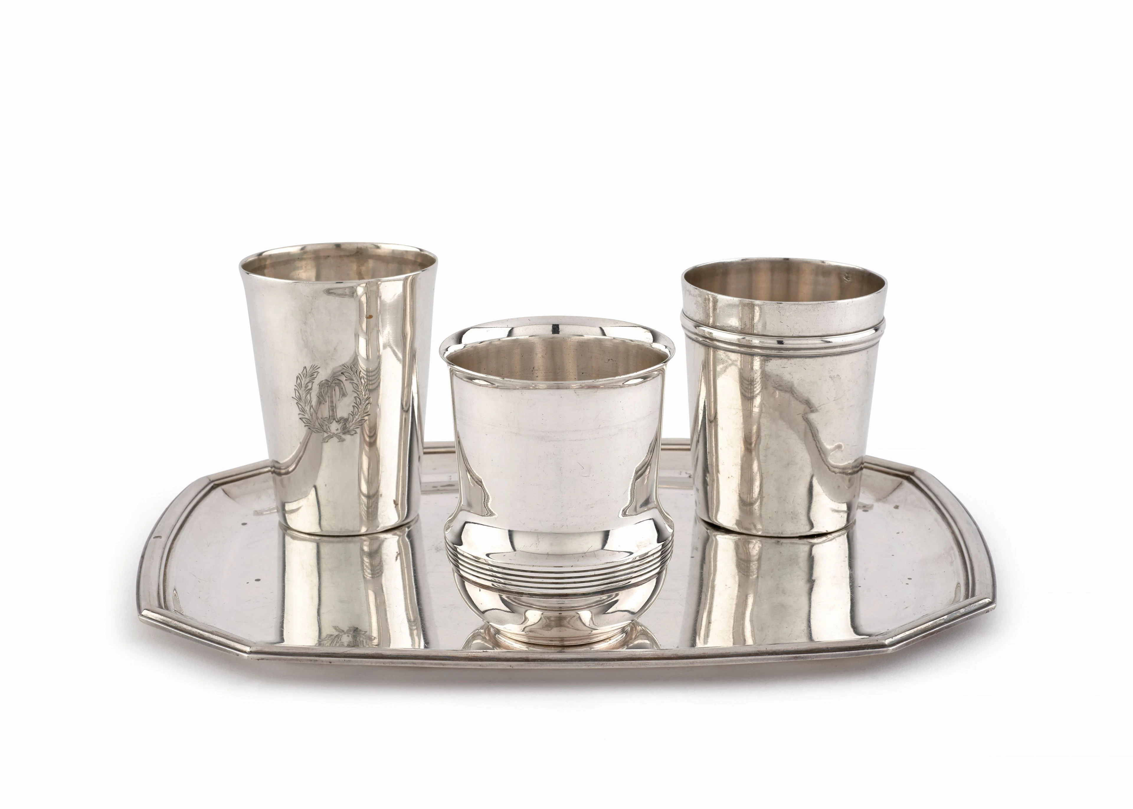 PETIT PLATEAU OCTOGONAL ET DEUX TIMBALES EN ARGENT (950)