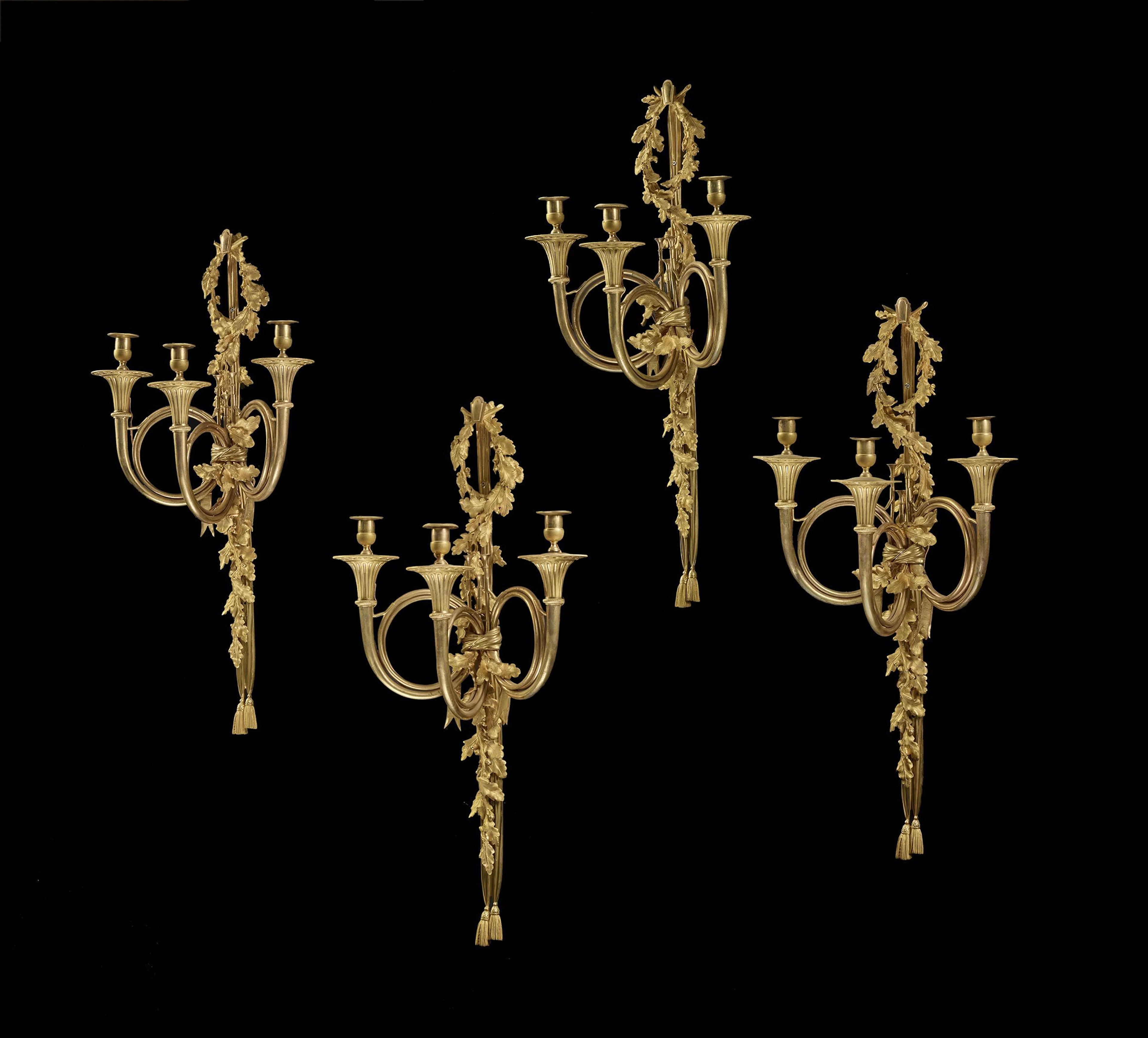 SUITE DE QUATRE APPLIQUES DITES "AUX CORS DE CHASSE"...