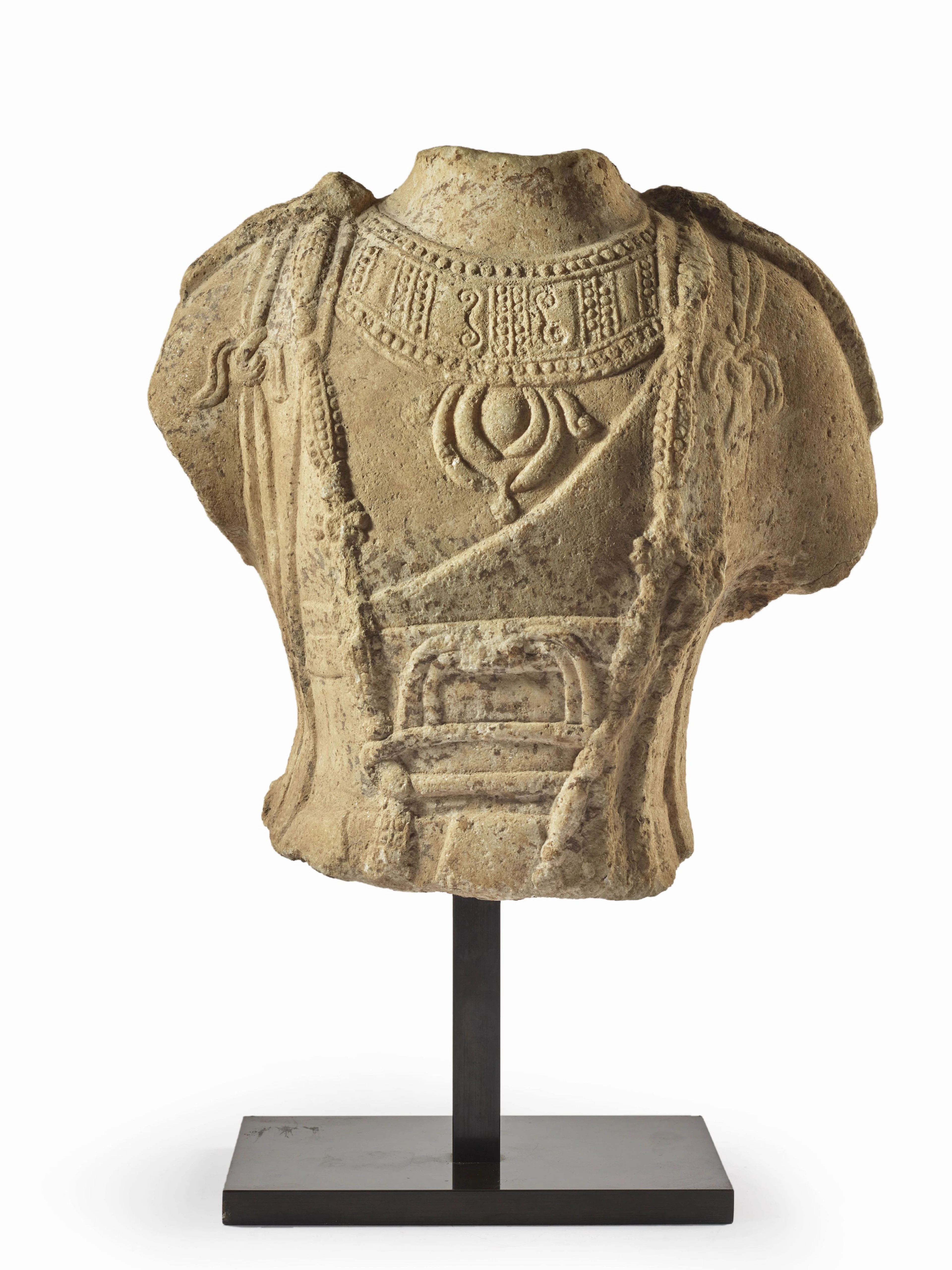 TORSE DE DIVINITÉ EN MARBRE Chine, possiblement dynastie Sui (581-618)