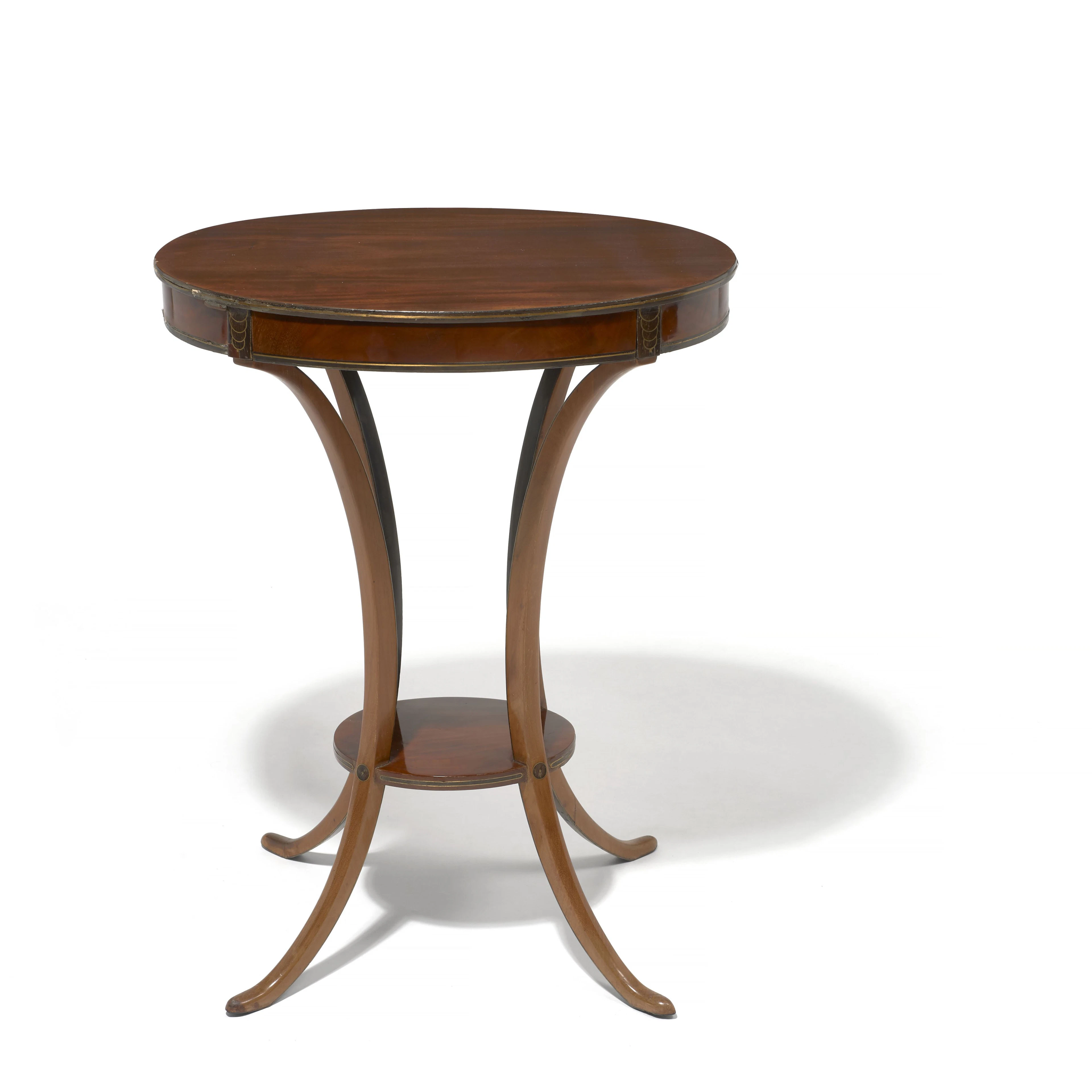 PETITE TABLE DE SALON DE LA FIN DU XVIIIe SIÈCLE
