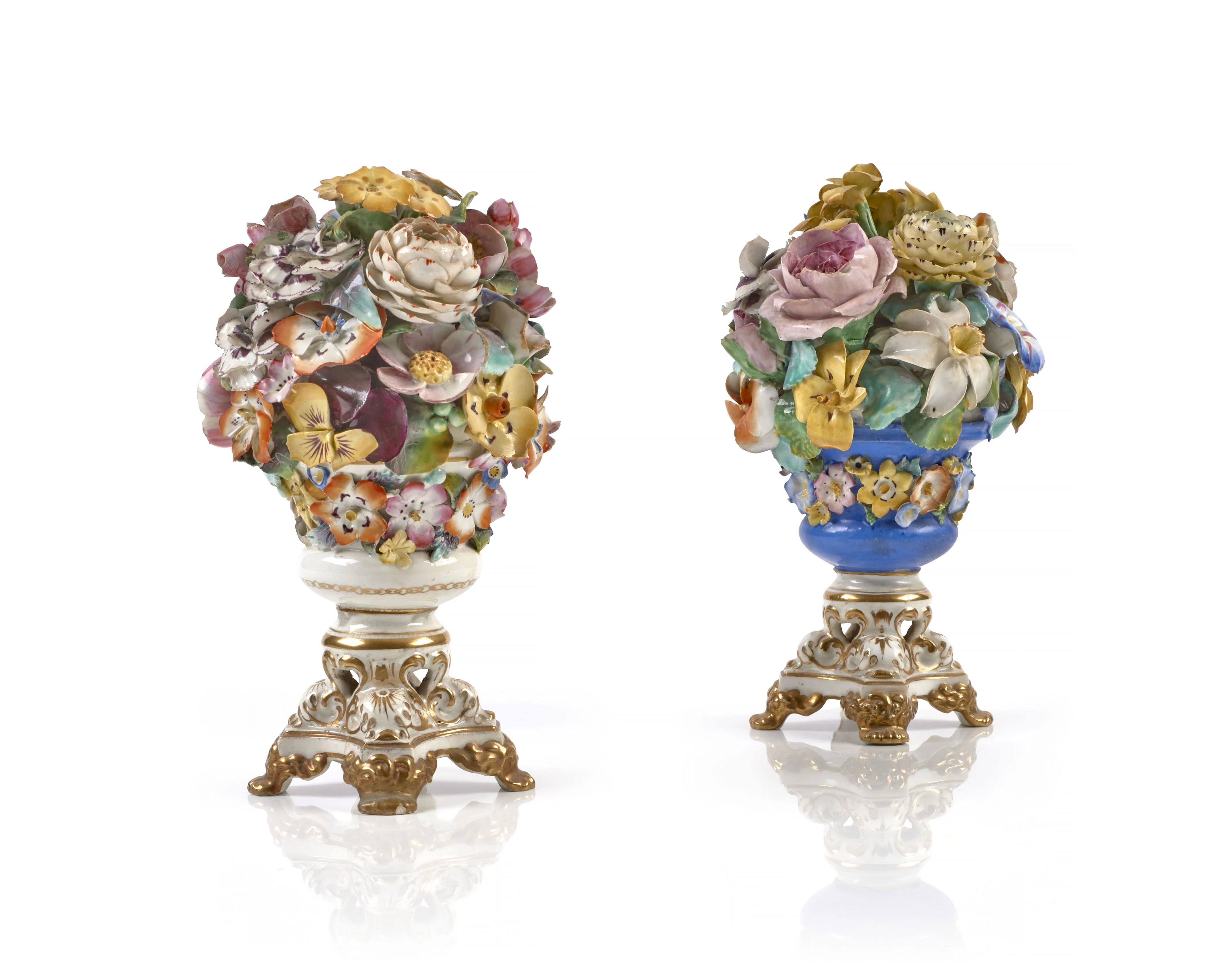DEUX PETITS VASES POT-POURRI COUVERTS EN PORCELAINE...