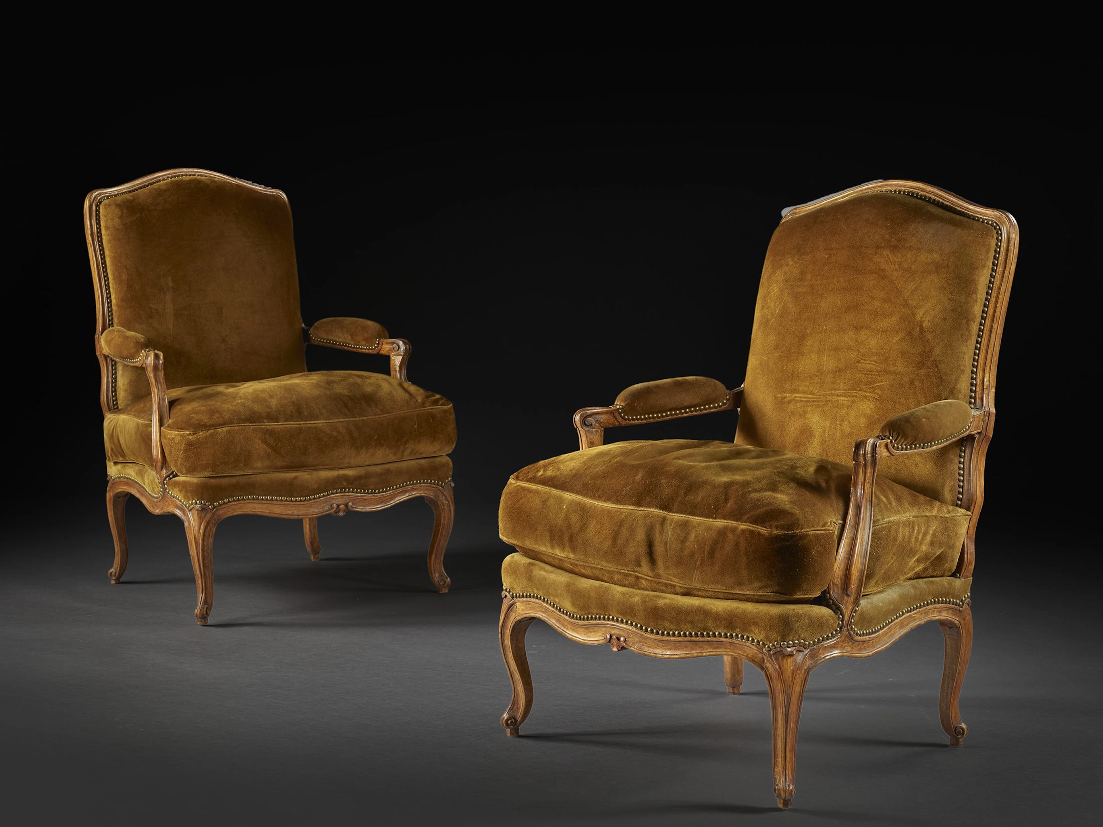 PAIRE DE FAUTEUILS À LA REINE D'ÉPOQUE LOUIS XV...