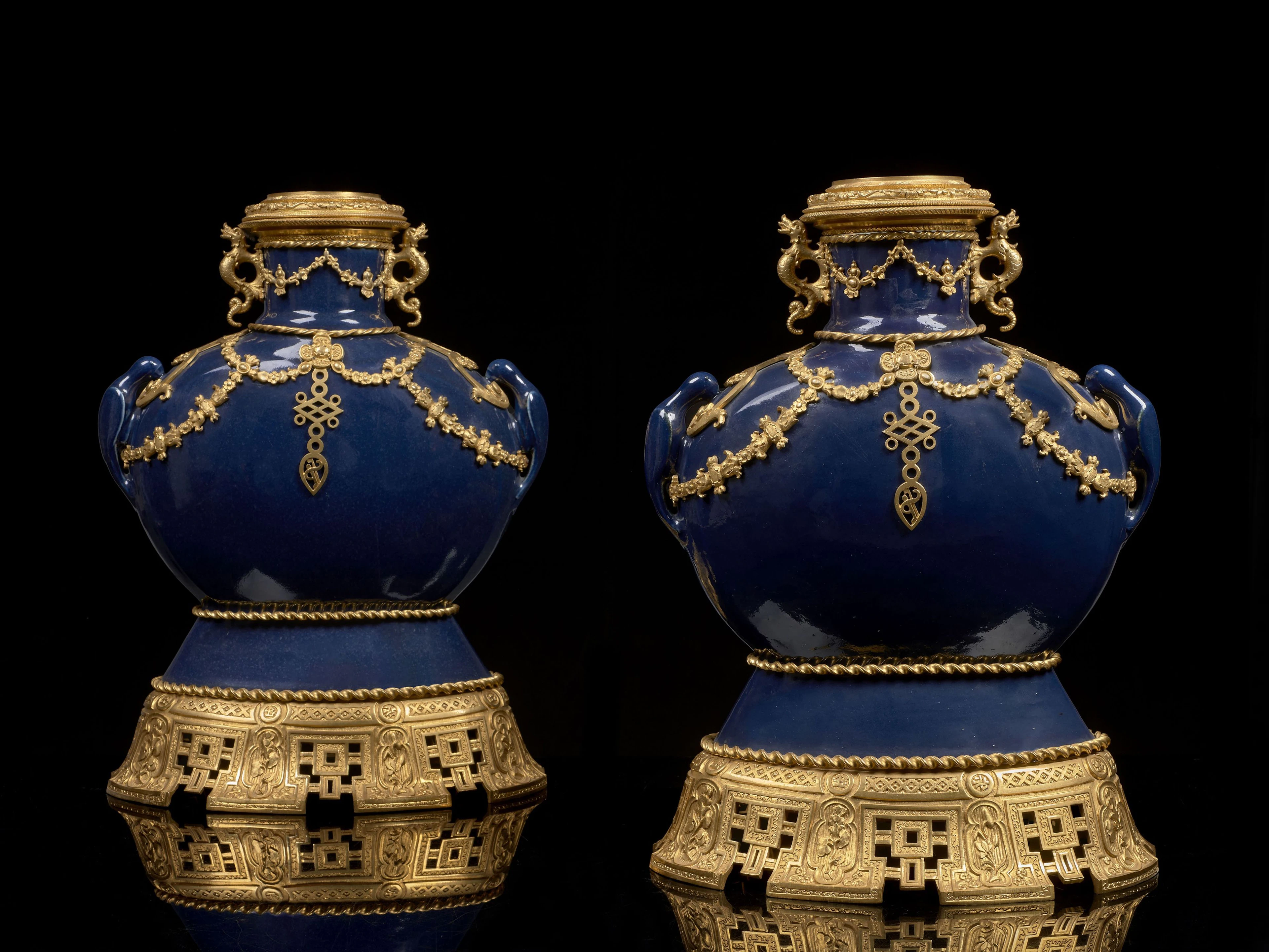 TRÈS RARE PAIRE DE GOURDES EN PORCELAINE MONOCHROME BLEU