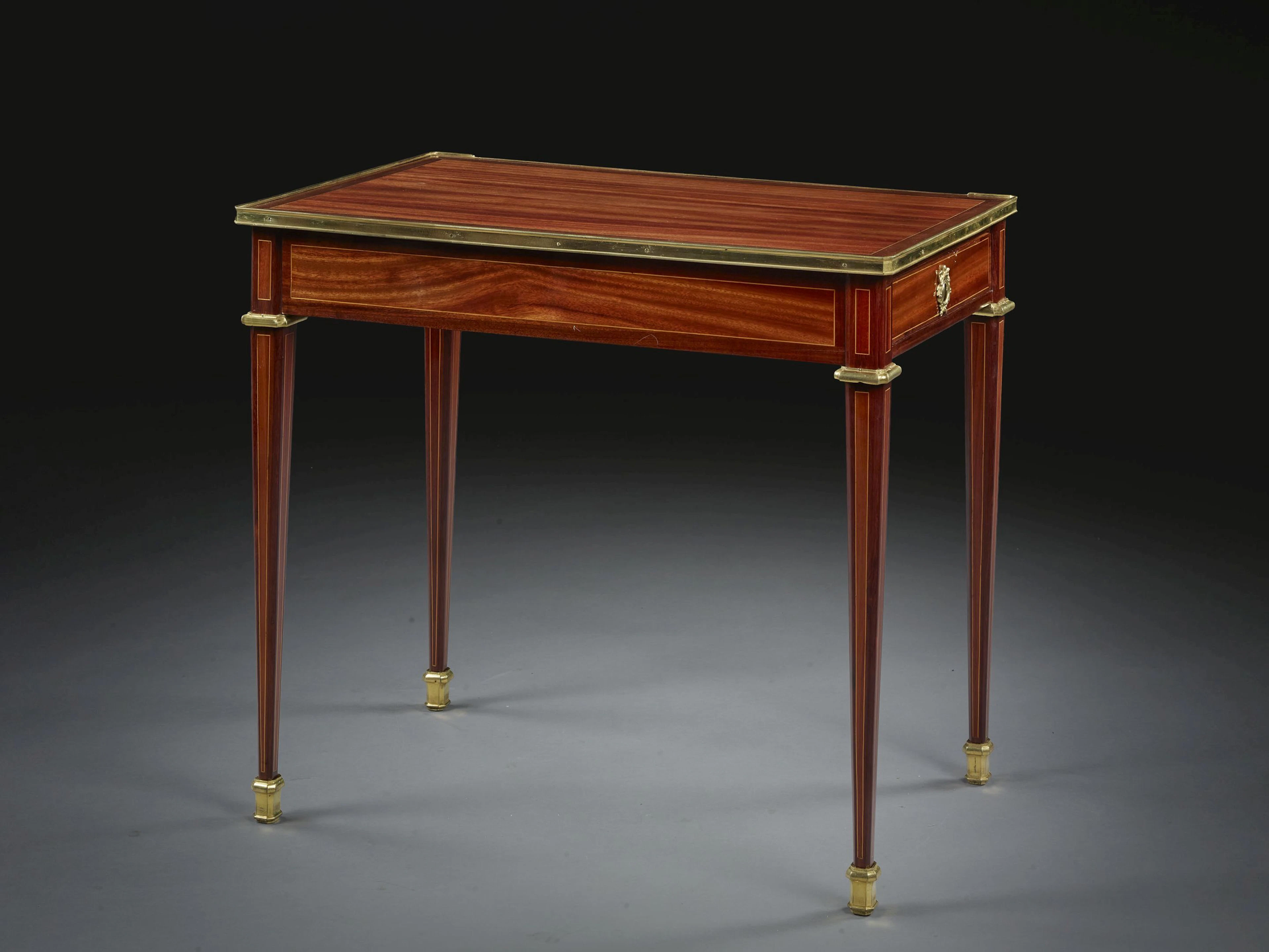 TABLE À ÉCRIRE D'ÉPOQUE LOUIS XVI Estampille de Jean-Henri Riesener