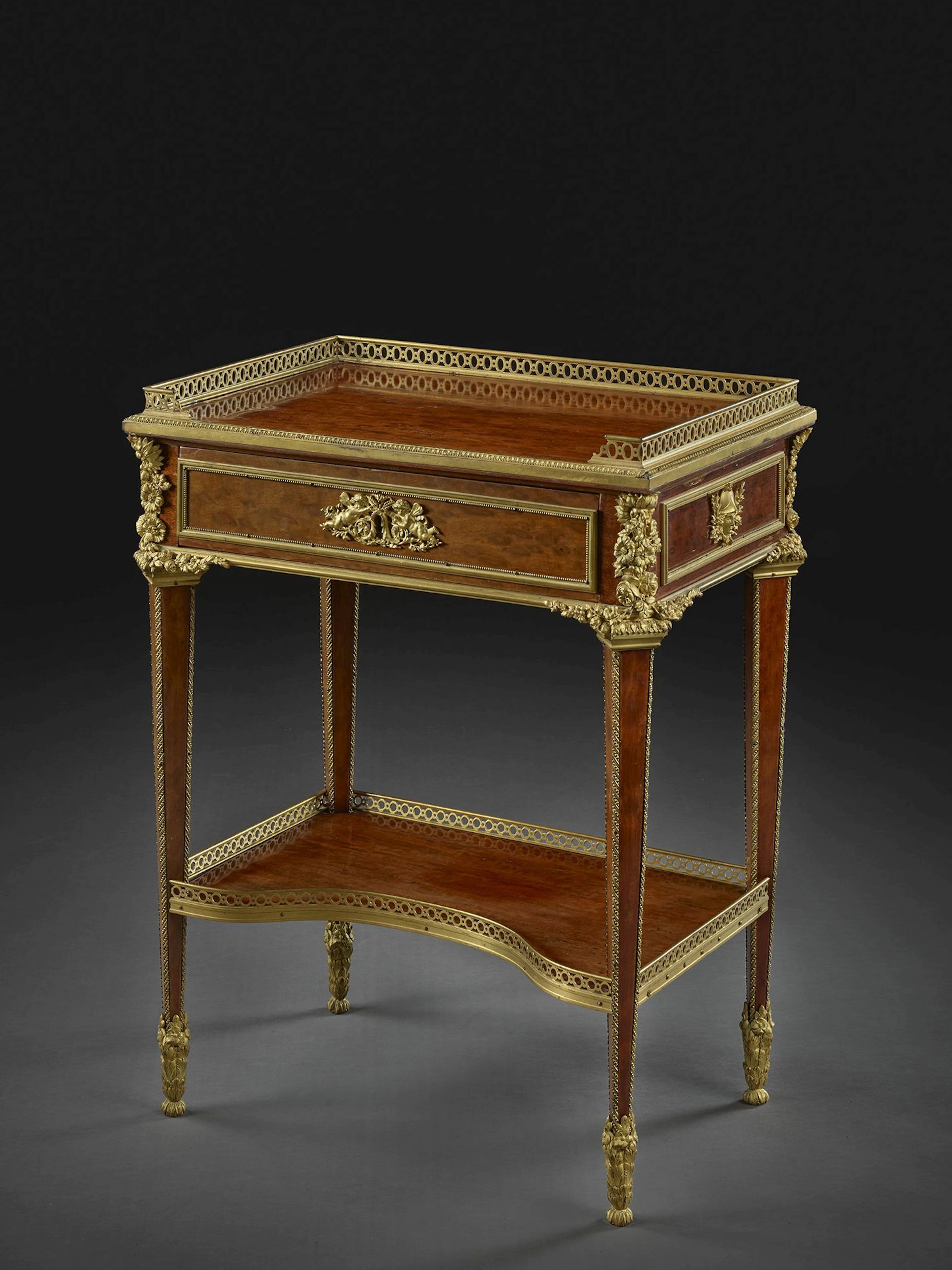 TABLE DE SALON DE STYLE LOUIS XVI D'après un modèle de Jean-Henri Riesener
