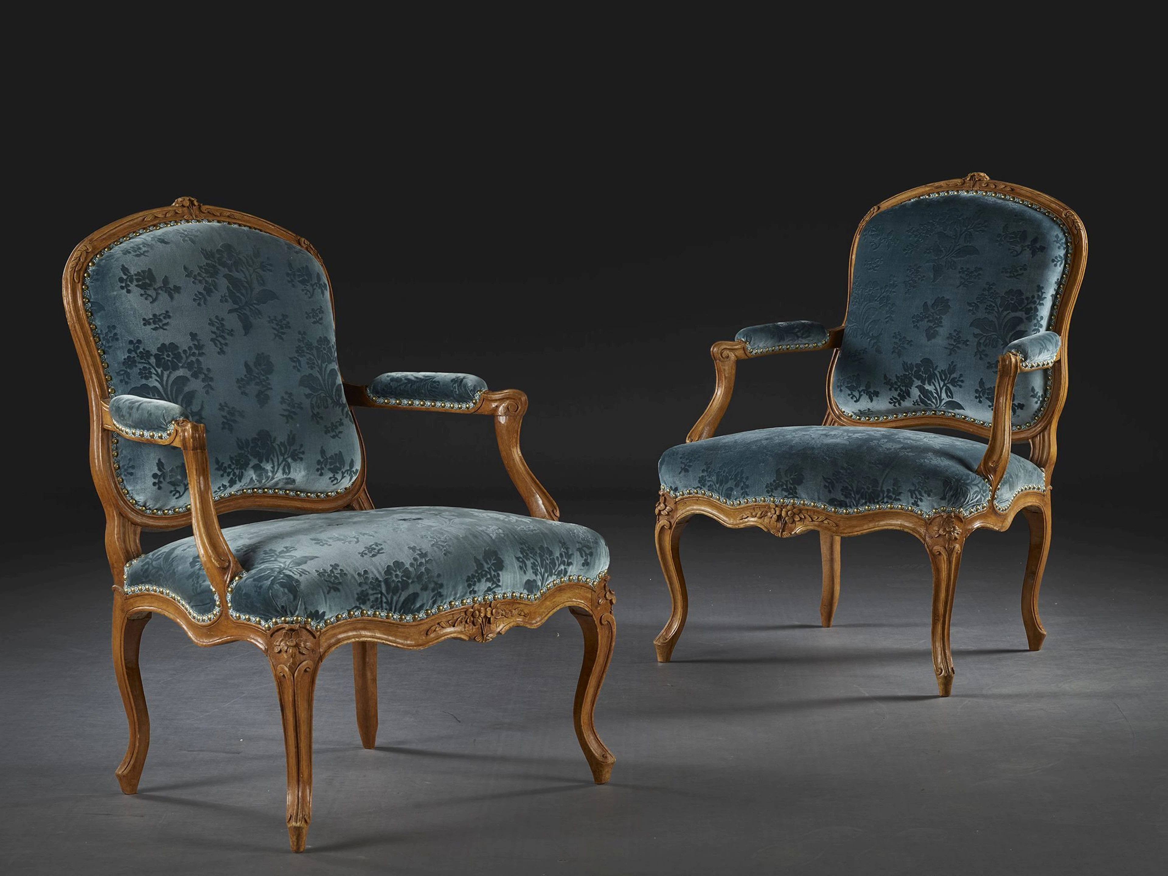 PAIRE DE FAUTEUILS À LA REINE D'ÉPOQUE LOUIS XV Estampille de Henry Amand