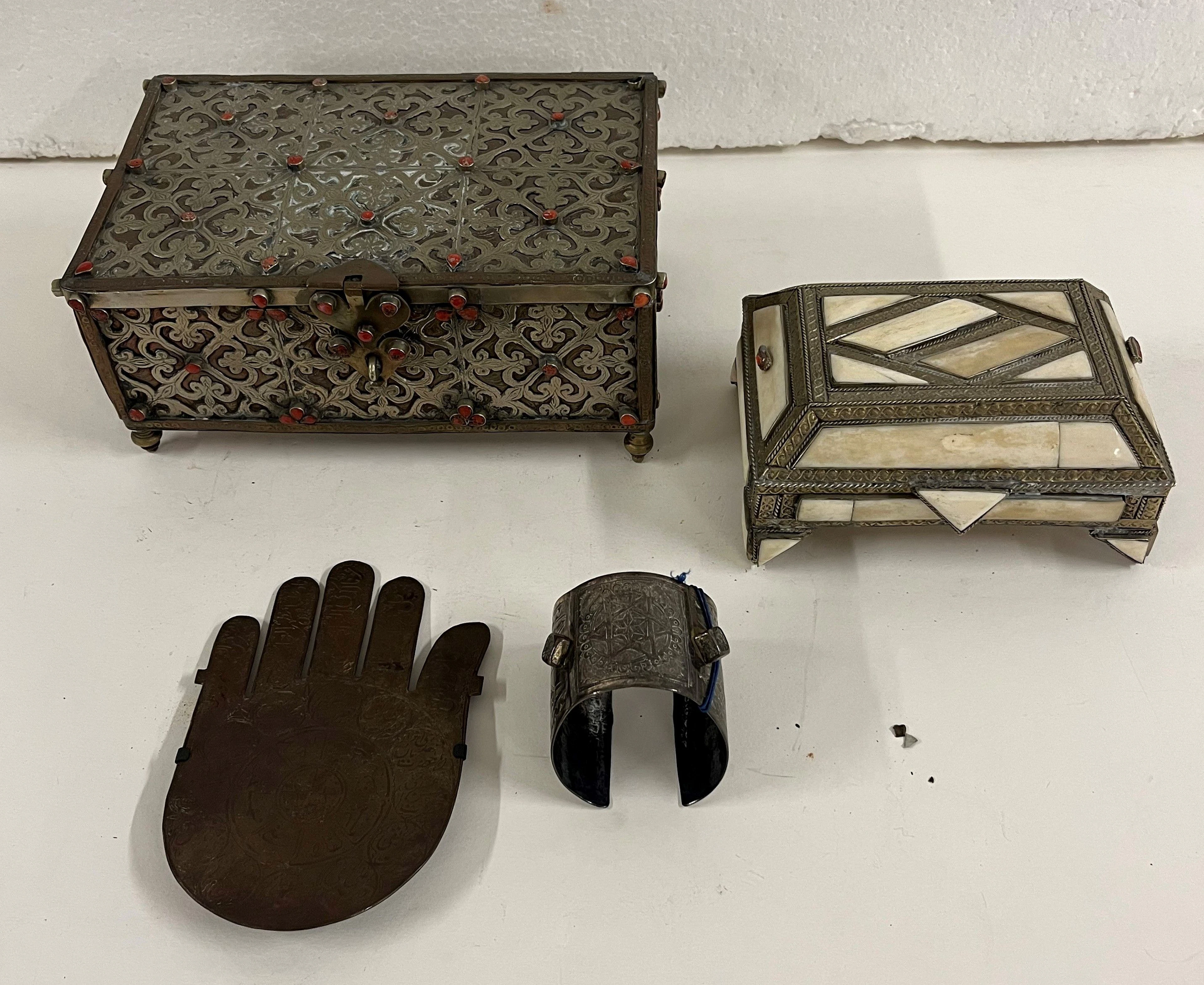 COFFRETS ET OBJETS ORIENTAUX Probablement Afrique du Nord, XXe siècle