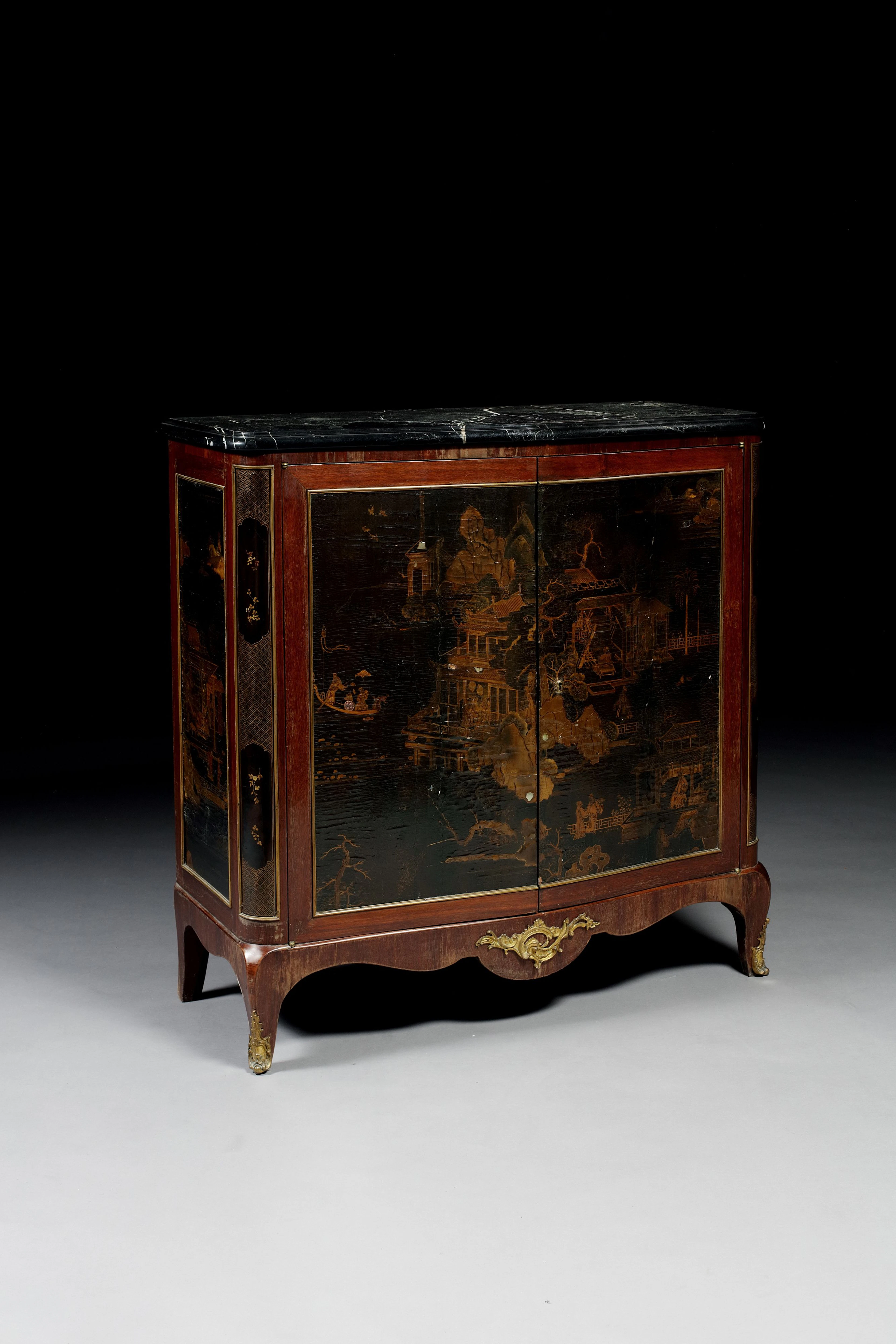 MEUBLE À HAUTEUR D'APPUI DE STYLE LOUIS XV