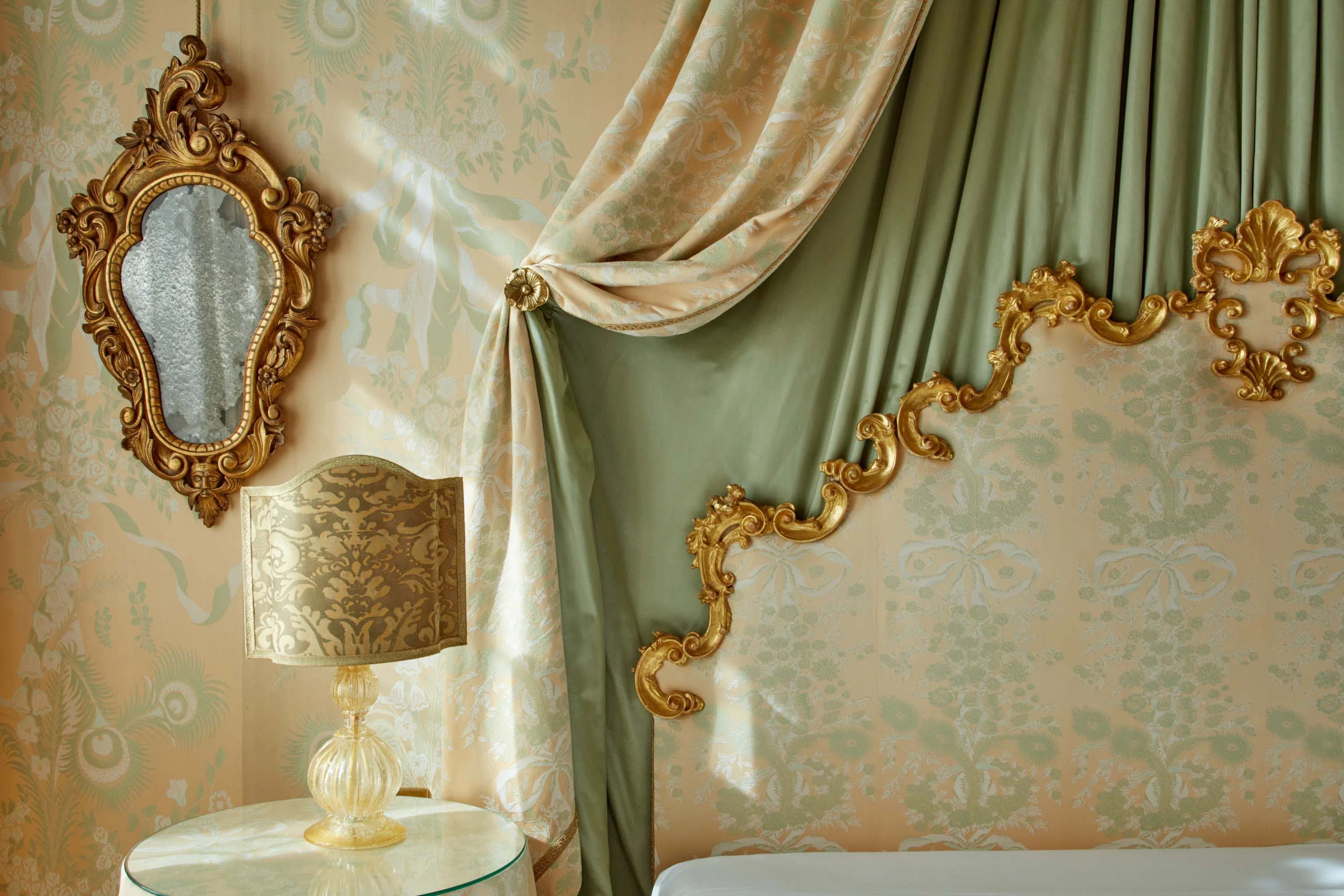 Paire de miroirs violonnés de la Maison Bussandri
