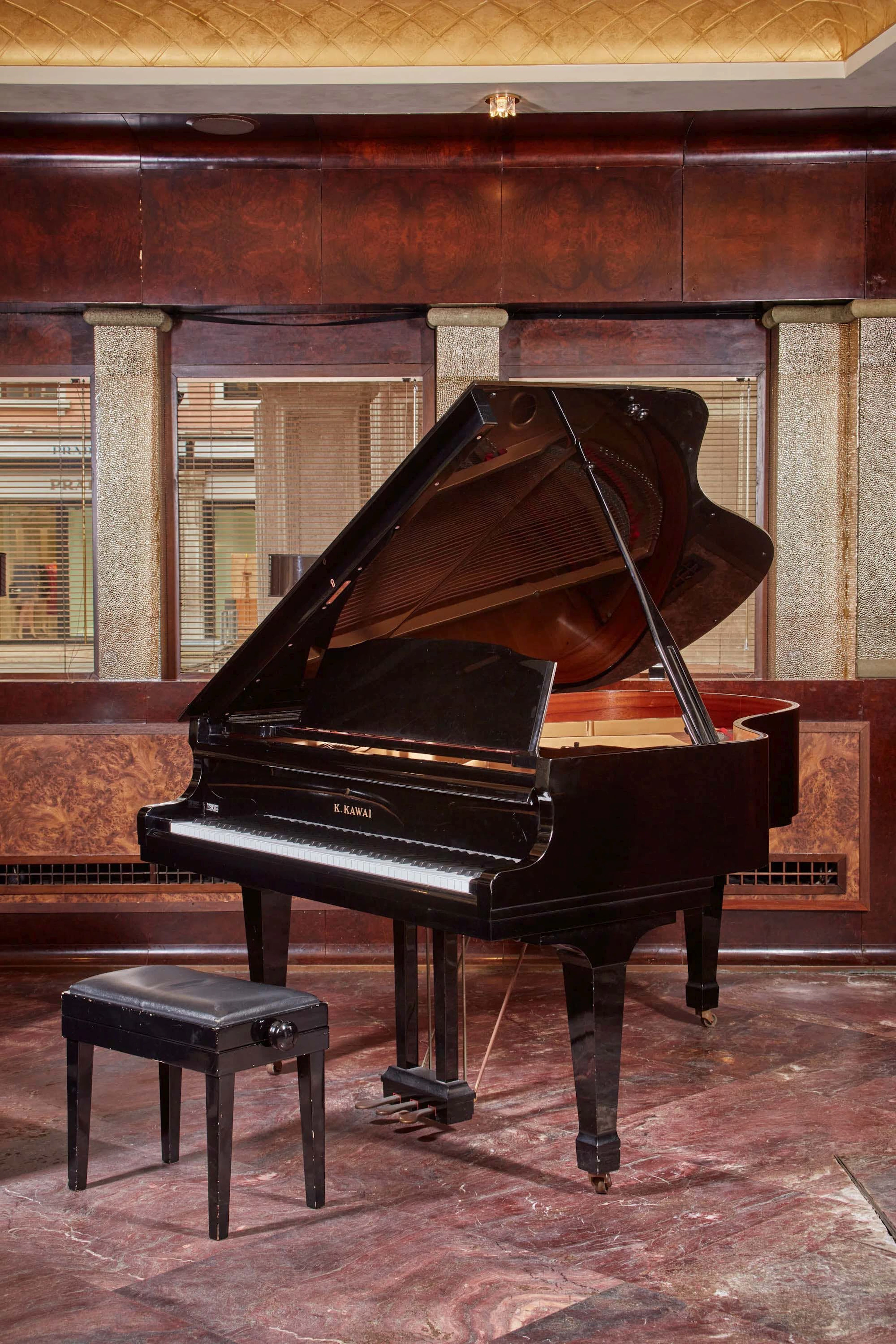 Piano demi-queue KAWAI en bois laqué noir
