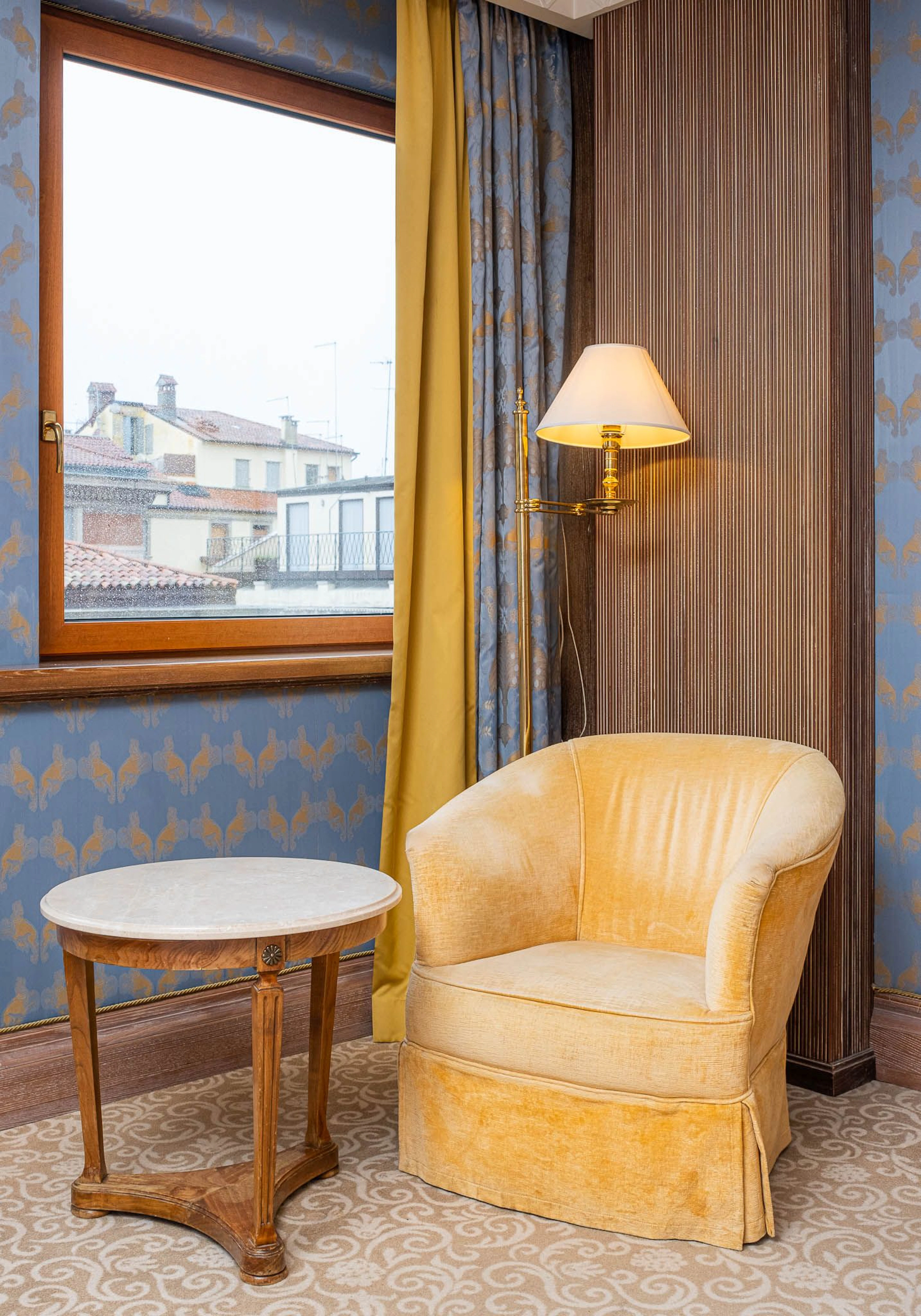 Fauteuil confortable Entièrement recouvert de velours orange H