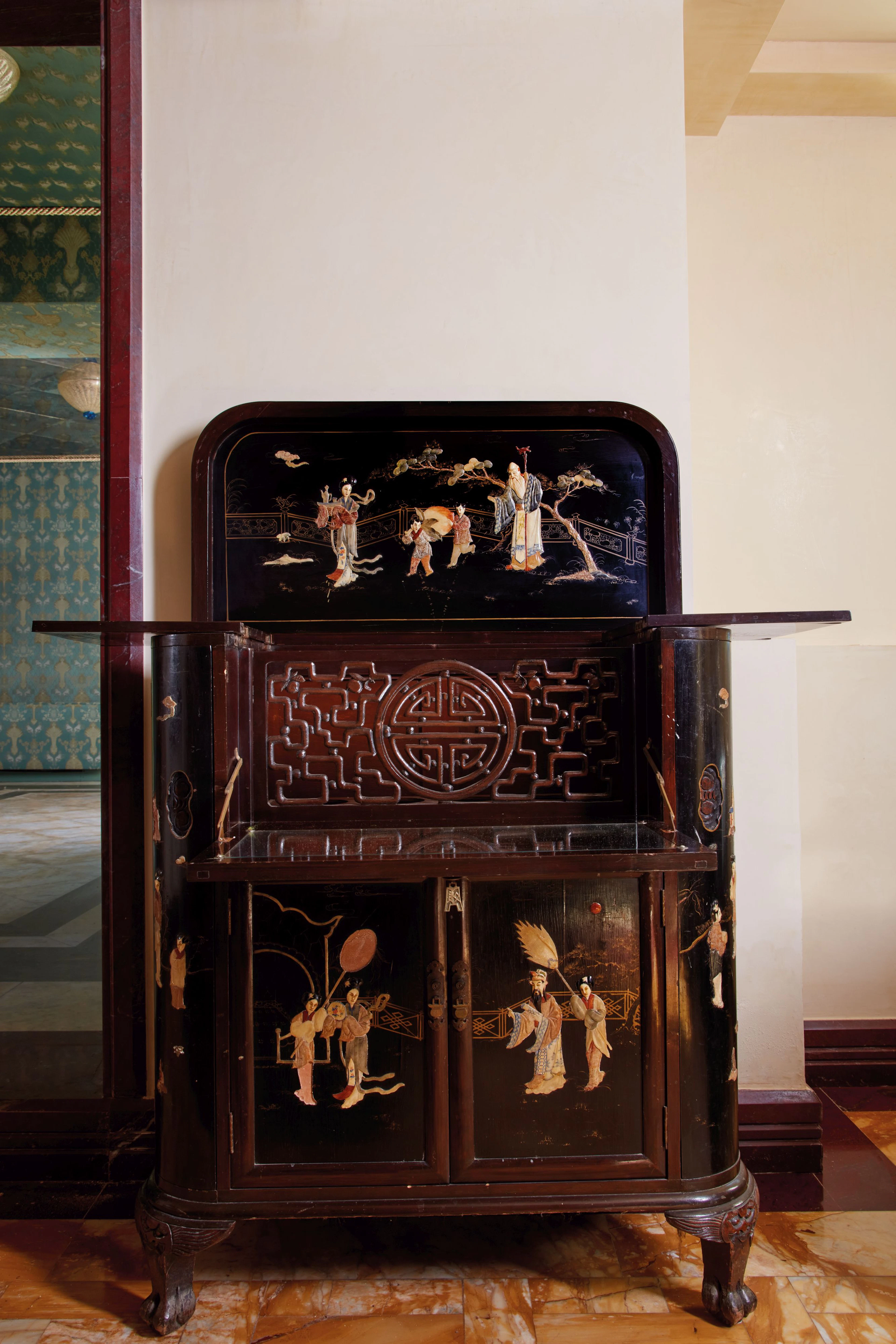 Meuble à hauteur d'appui formant secrétaire