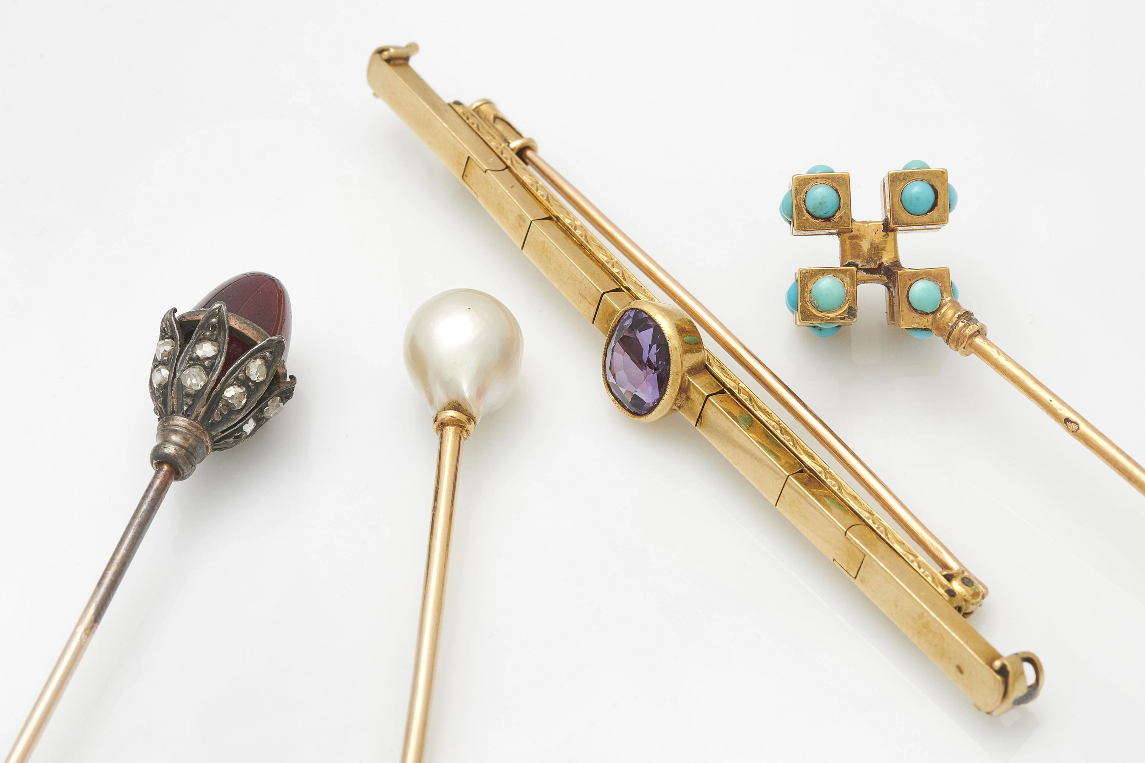 Trois épingles à chapeau et une broche