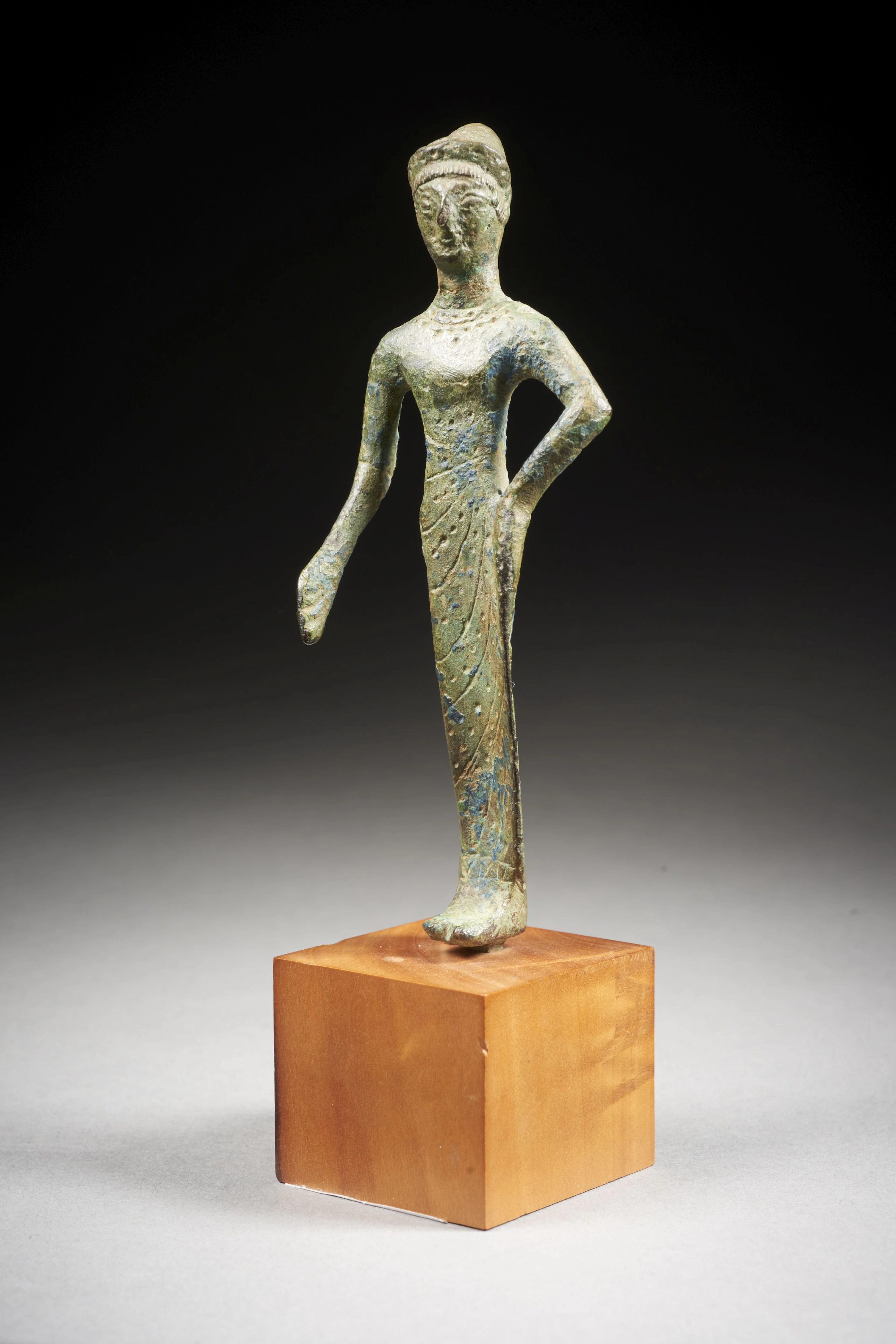 STATUETTE FÉMININE EN BRONZE Art étrusque, fin du VIe siècle av. J.-C.