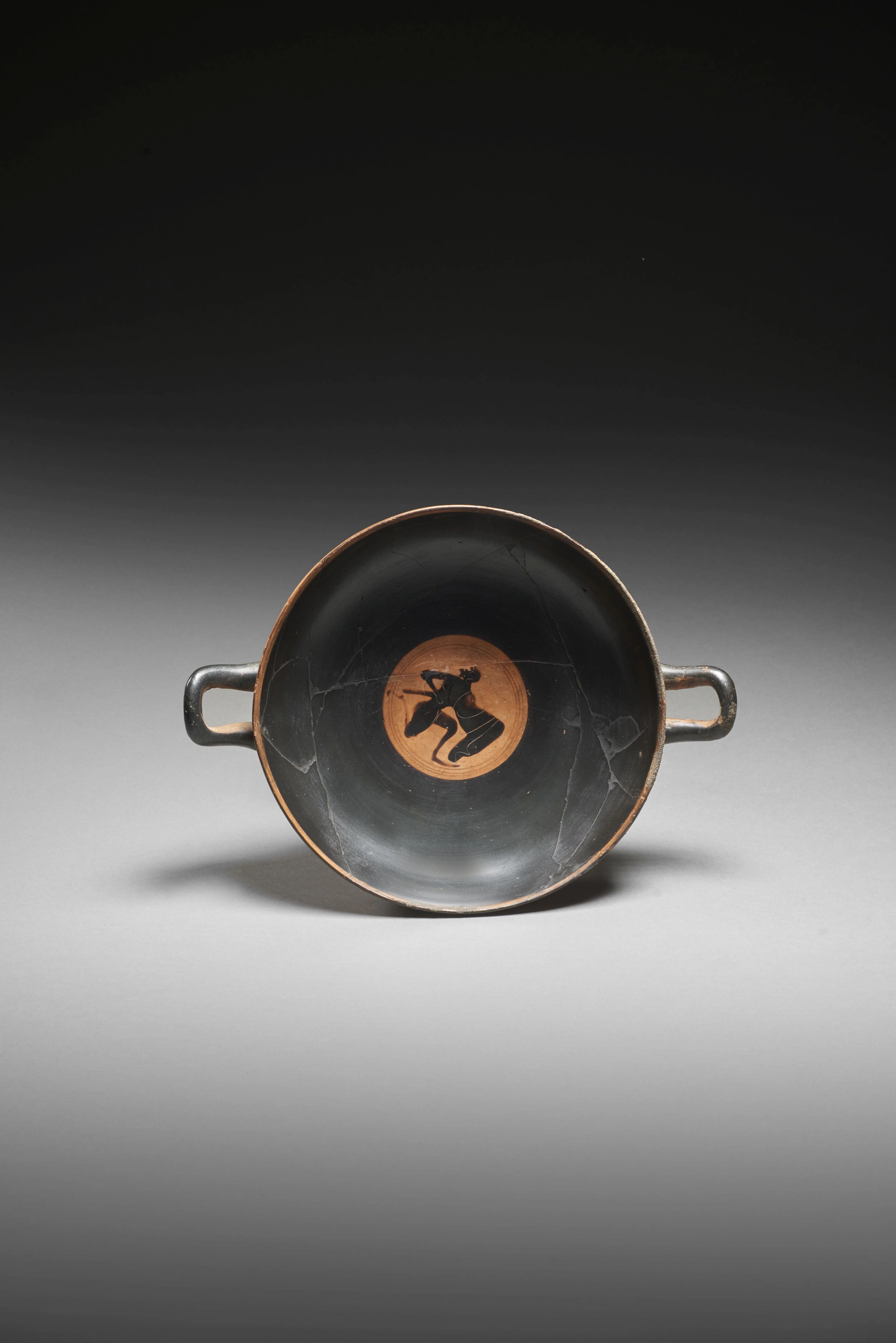 COUPE À FIGURES NOIRES Attribué au peintre de Caylus Art grec