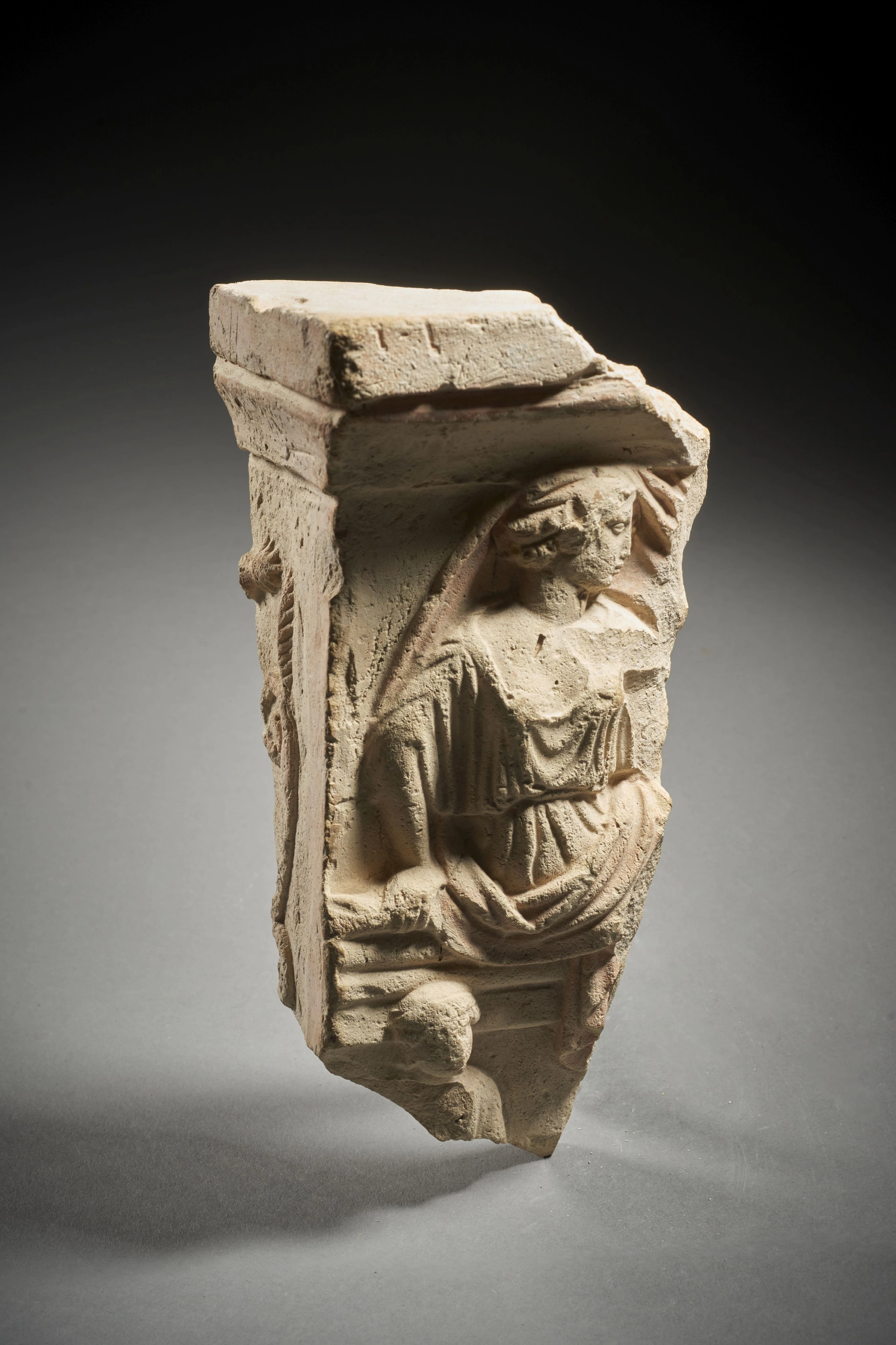 FRAGMENT D'AUTEL EN TERRE CUITE Art grec