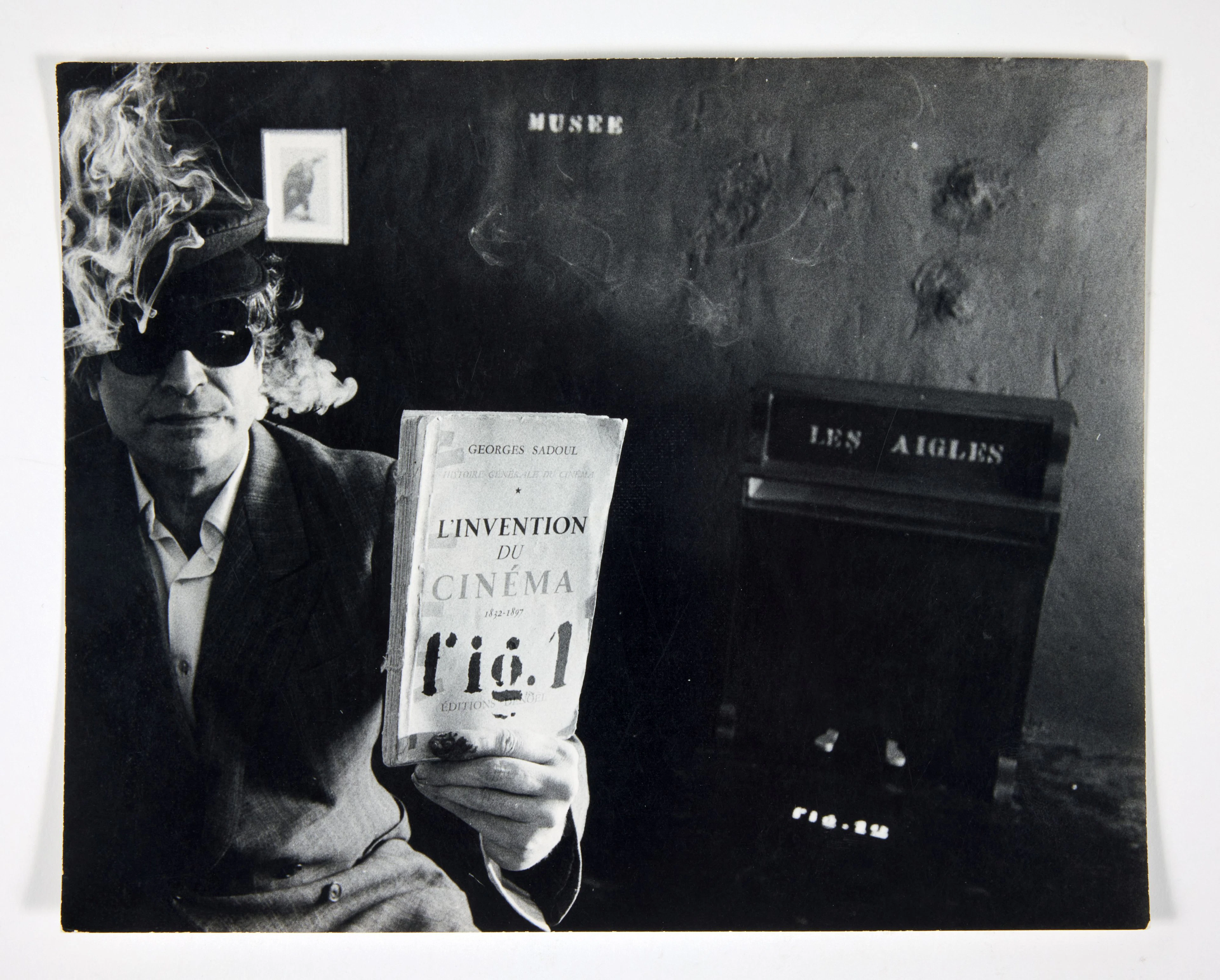[Joachim ROMERO]. Portrait de Marcel Broodthaers masqué. Düsseldorf, fin 1970.