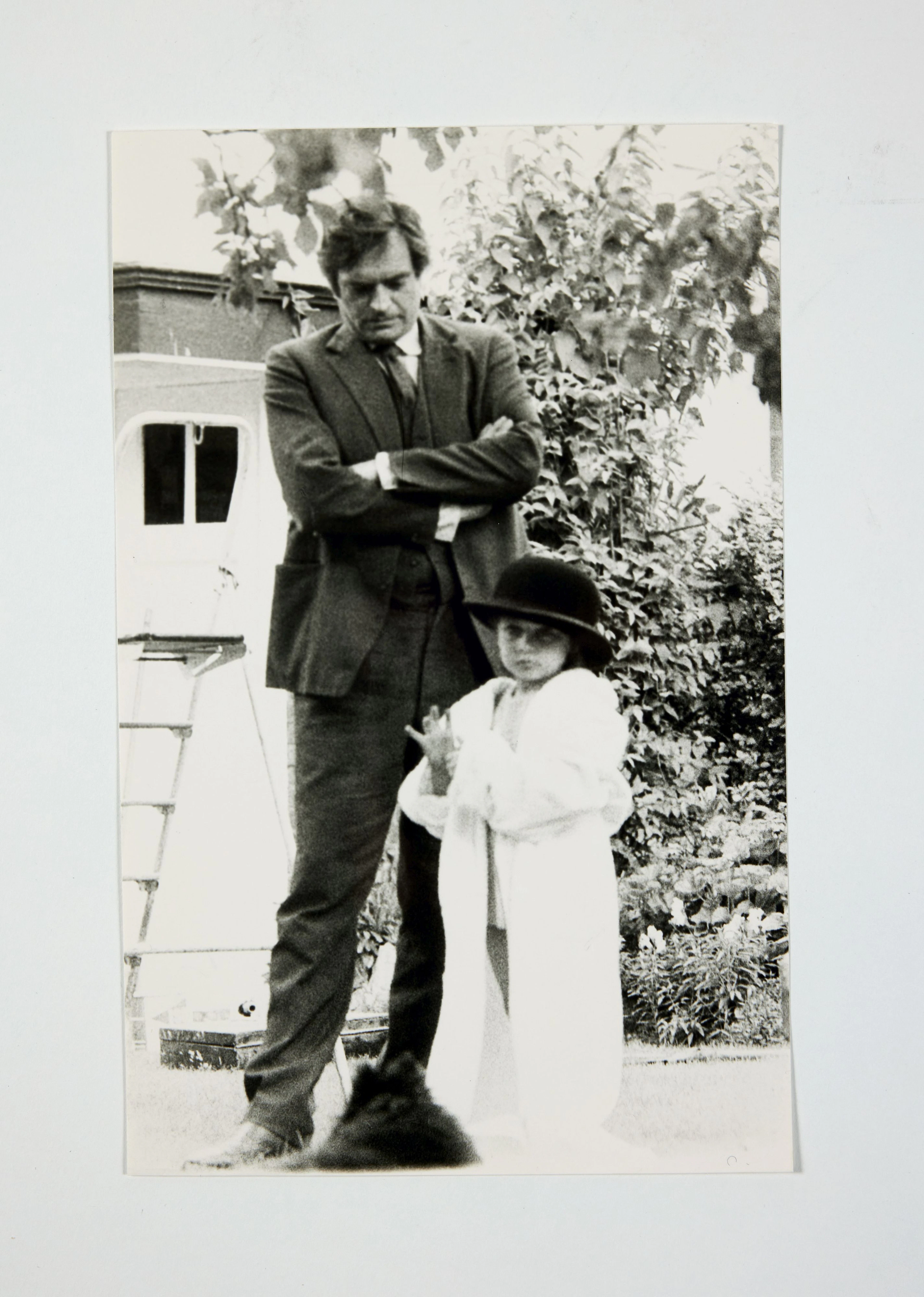 Maria GILISSEN. Marcel Broodthaers et sa fille Marie-Puck. Bruxelles, 1966.