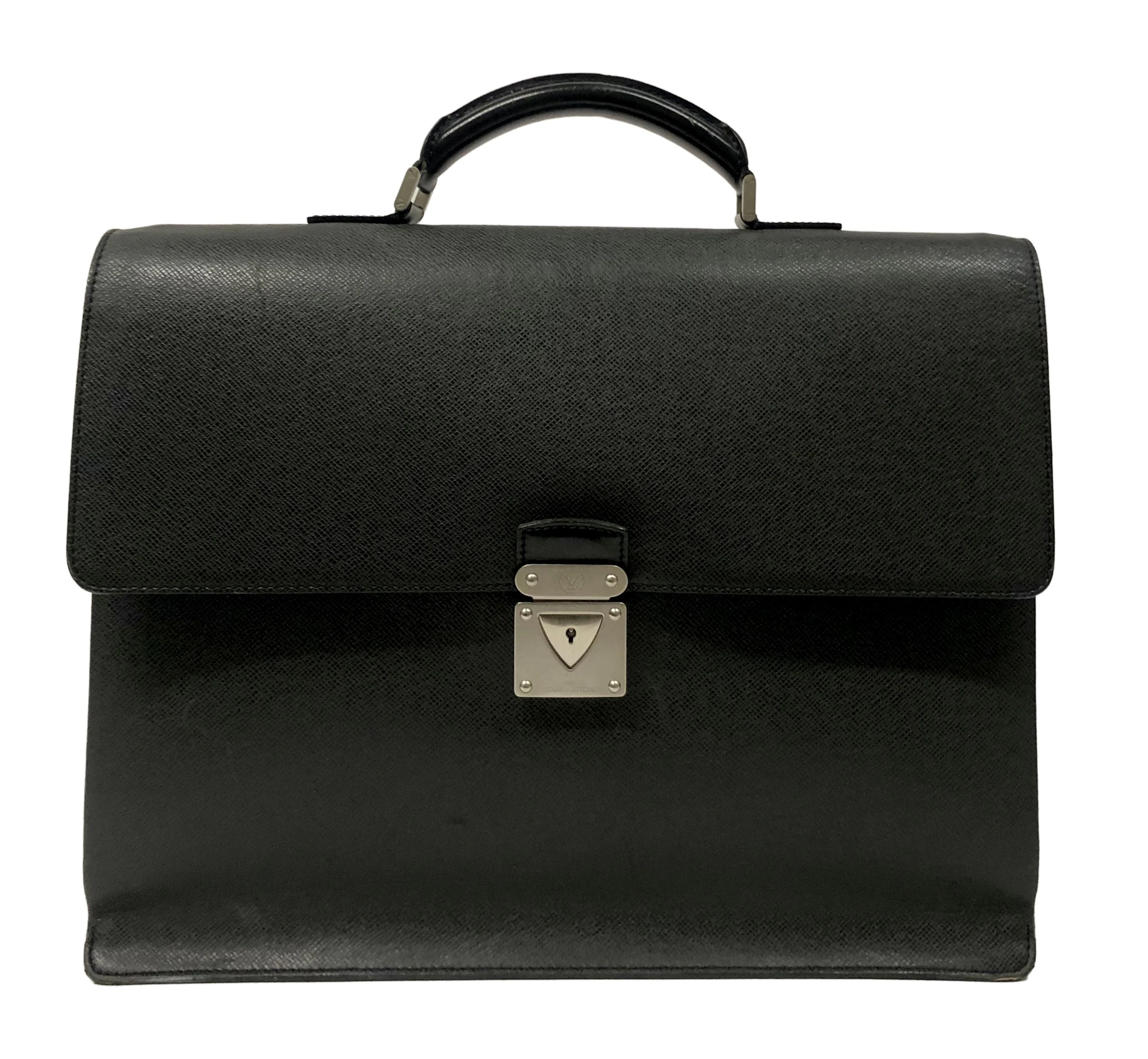 LOUIS VUITTON Porte-document Cuir de veau Taïga noir...