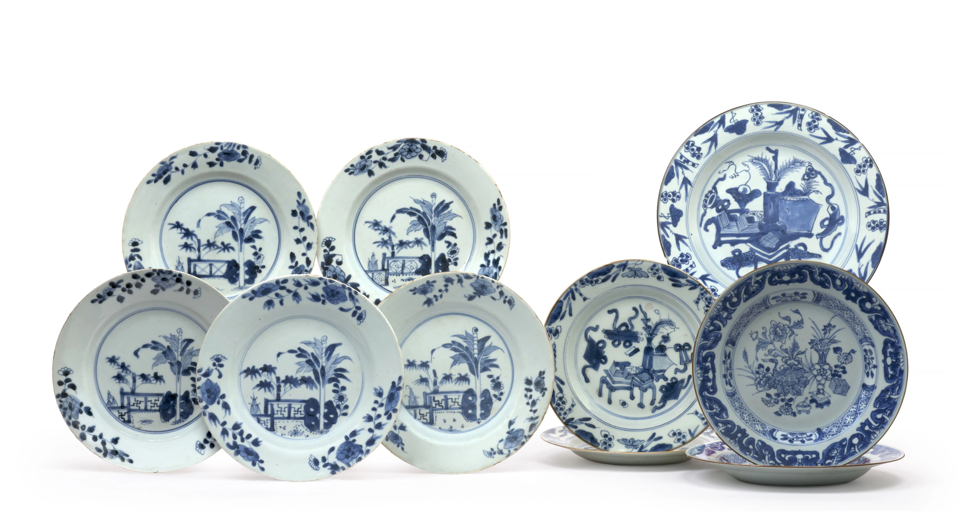 VINGT-TROIS ASSIETTES EN PORCELAINE BLEU BLANC