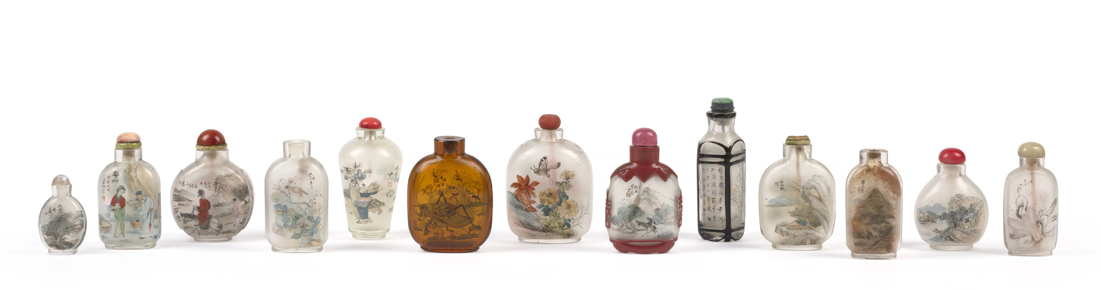 TREIZE TABATIÈRES EN VERRE PEINT À L'INTÉRIEUR, Chine, XXe siècle