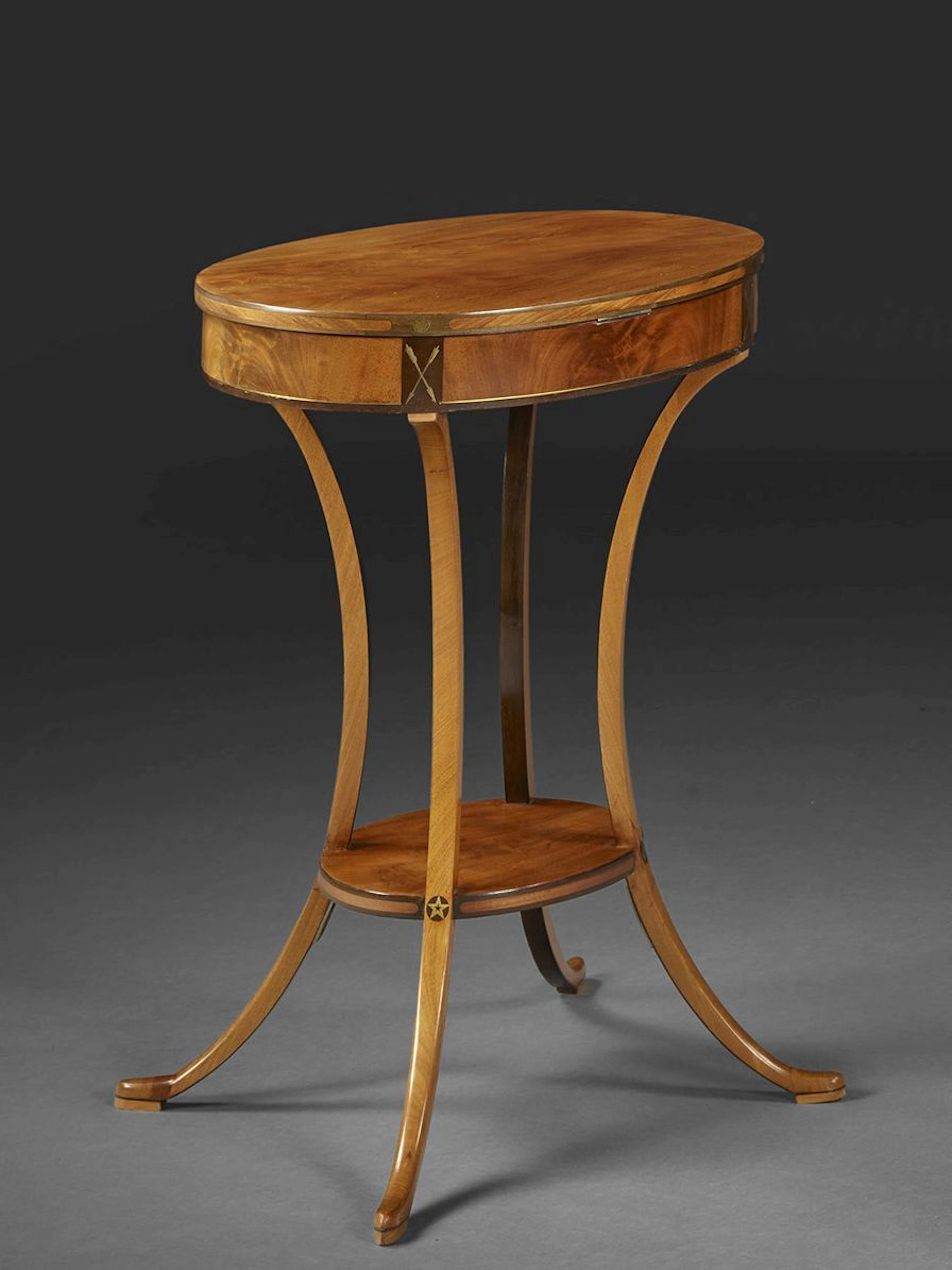 TABLE À OUVRAGES DU DÉBUT DU XIXe SIÈCLE Attribuée à...
