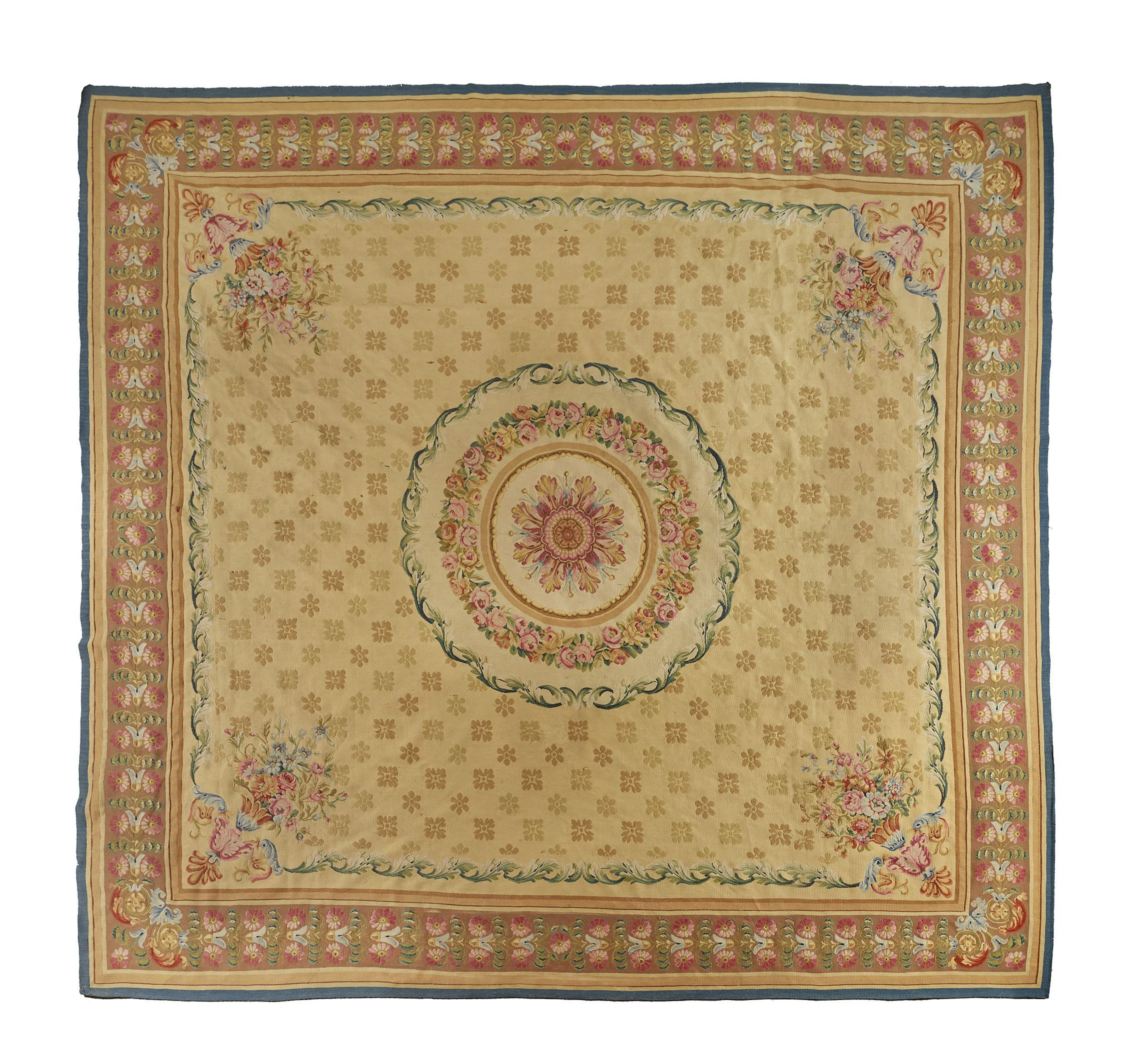 TAPIS D'AUBUSSON DE STYLE RESTAURATION, MILIEU DU XXe SIÈCLE