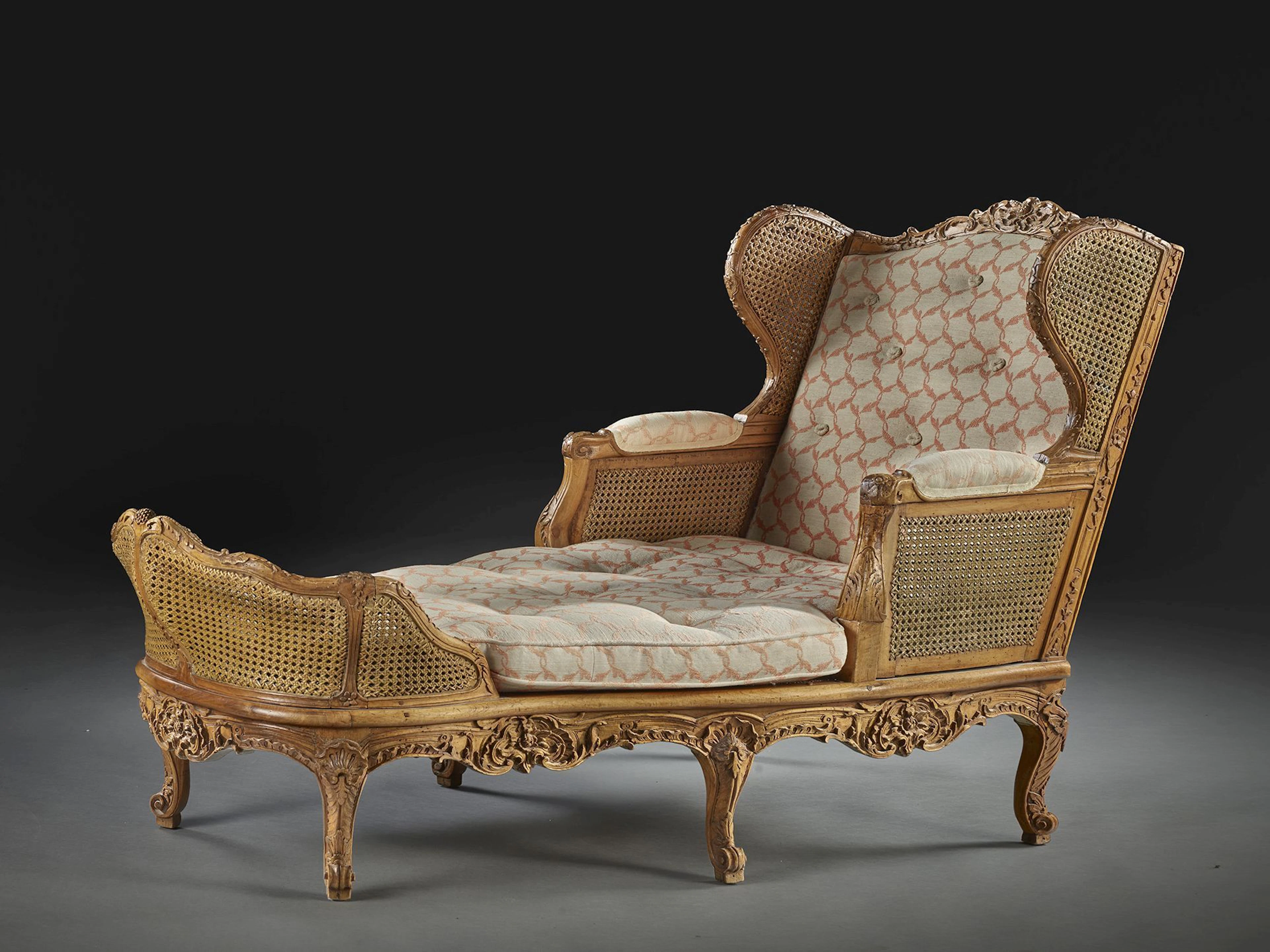 DUCHESSE EN BATEAU D'ÉP1700OQUE RÉGENCE En noyer mouluré...