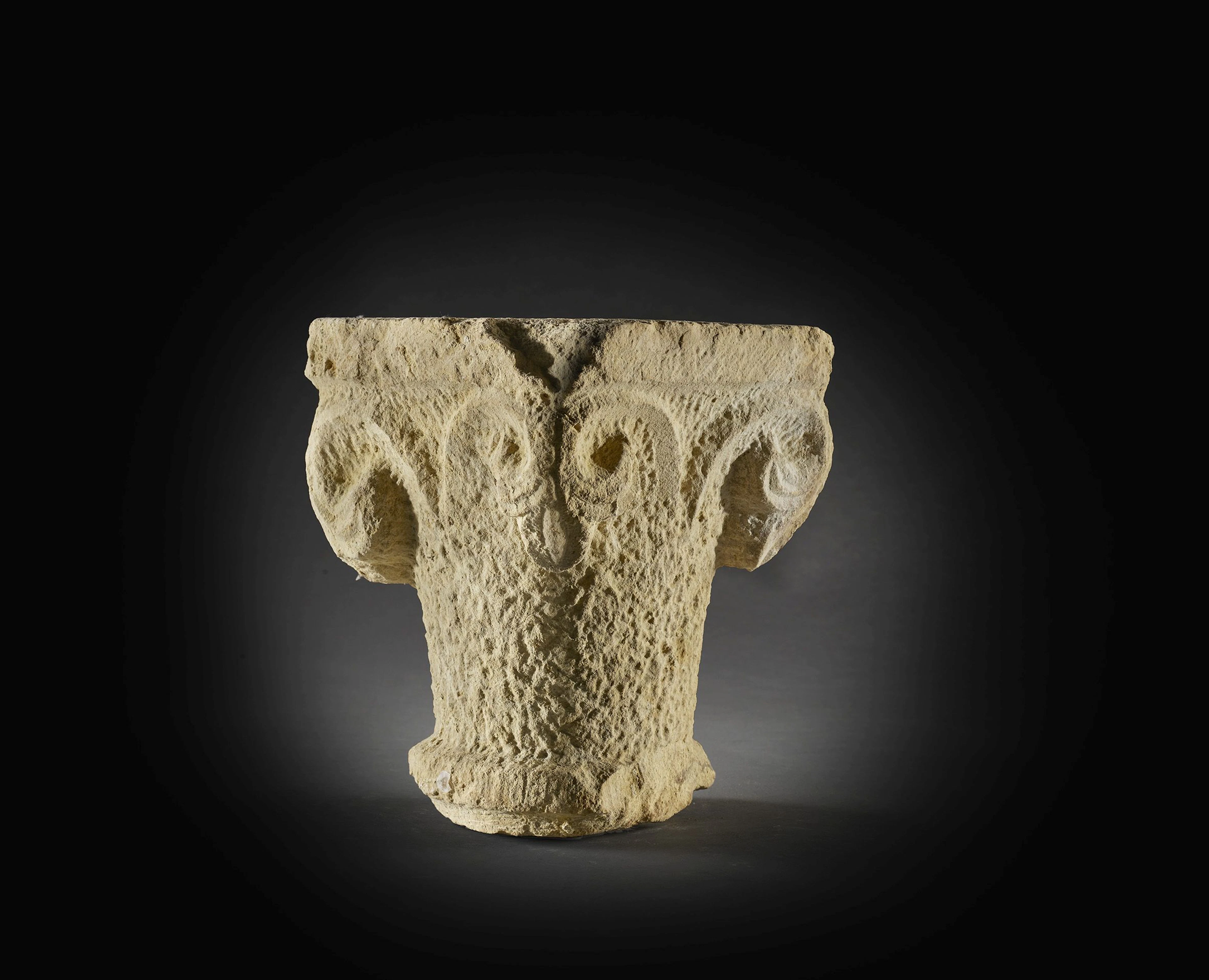 CHAPITEAU EN PIERRE SCULPTÉE Sud de la France, XIVe siècle