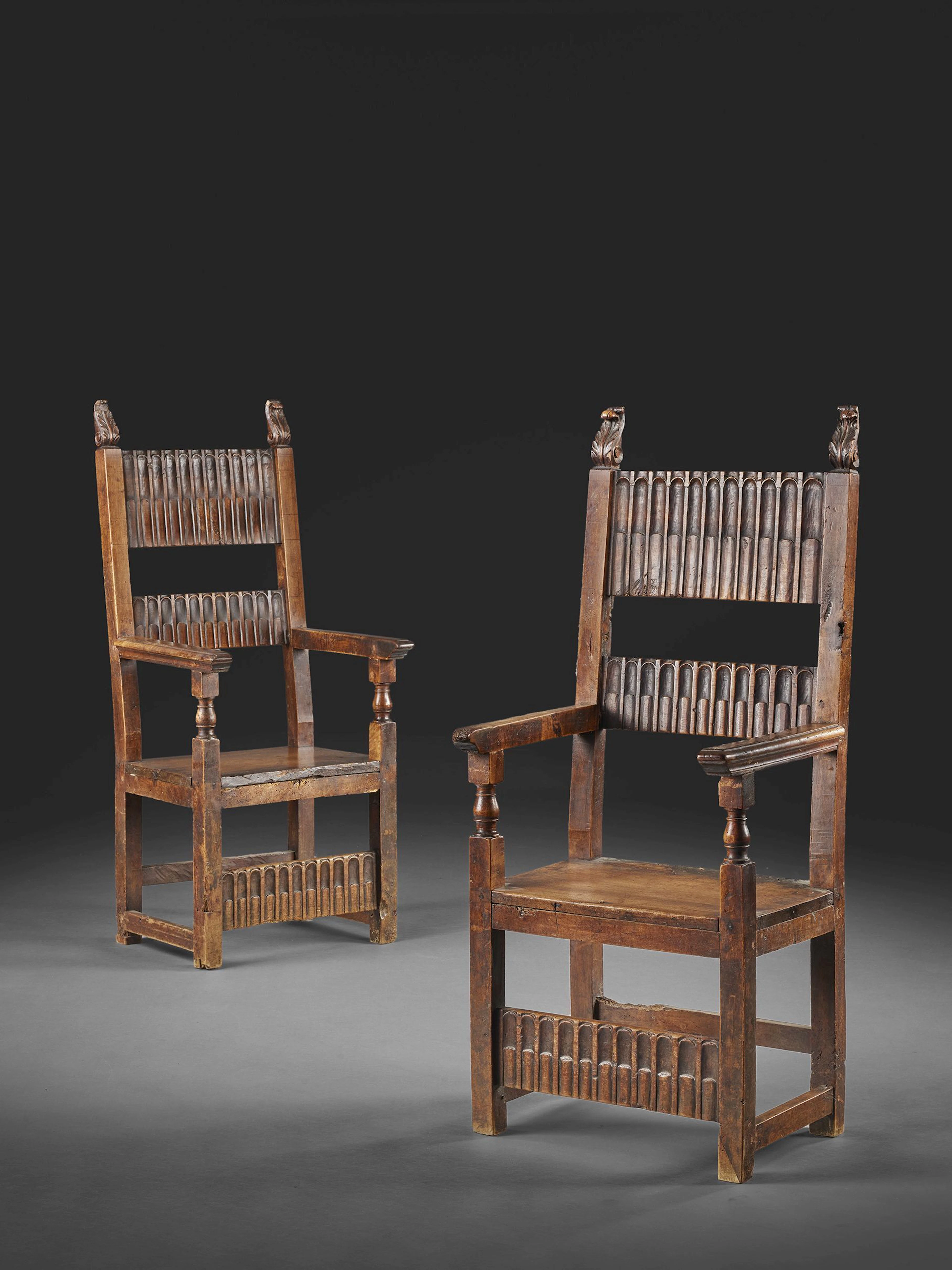 PAIRE DE FAUTEUILS DU DÉBUT DU XVIIe SIÈCLE