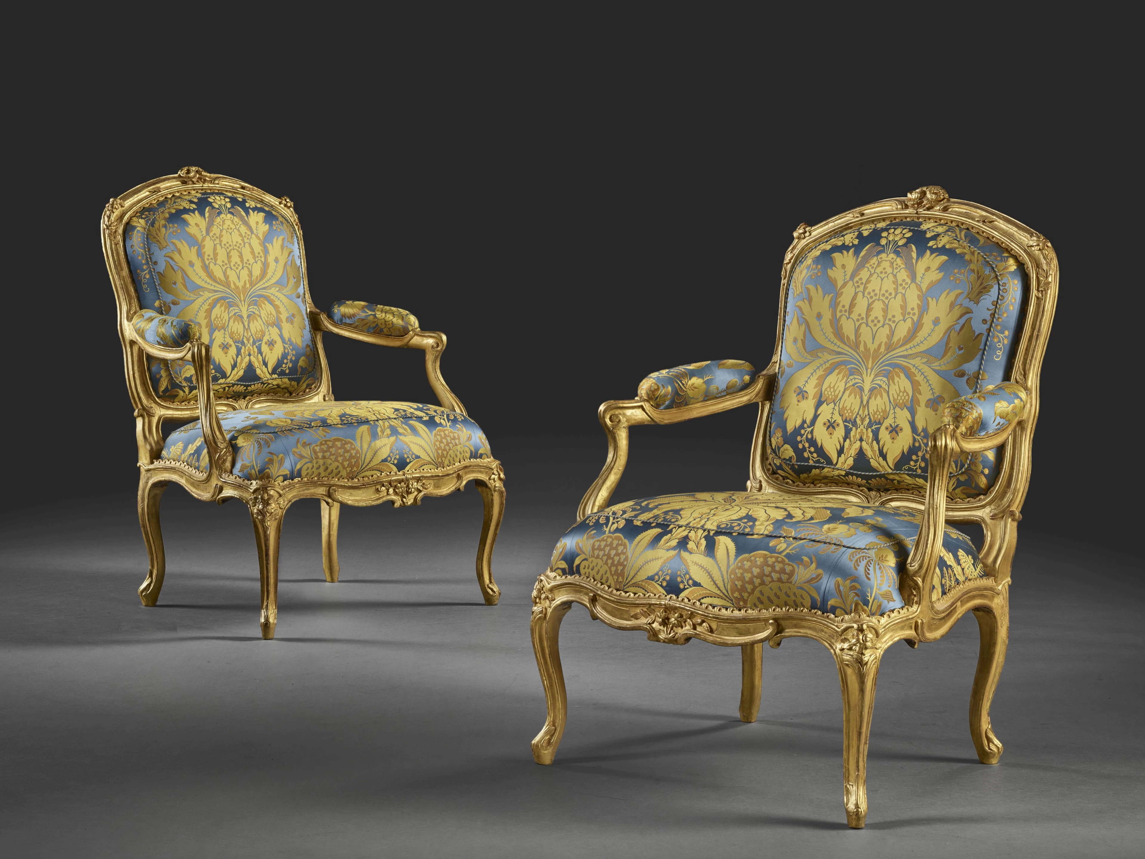 PAIRE DE FAUTEUILS À CHÂSSIS À LA REINE D'ÉPOQUE LOUIS XV...