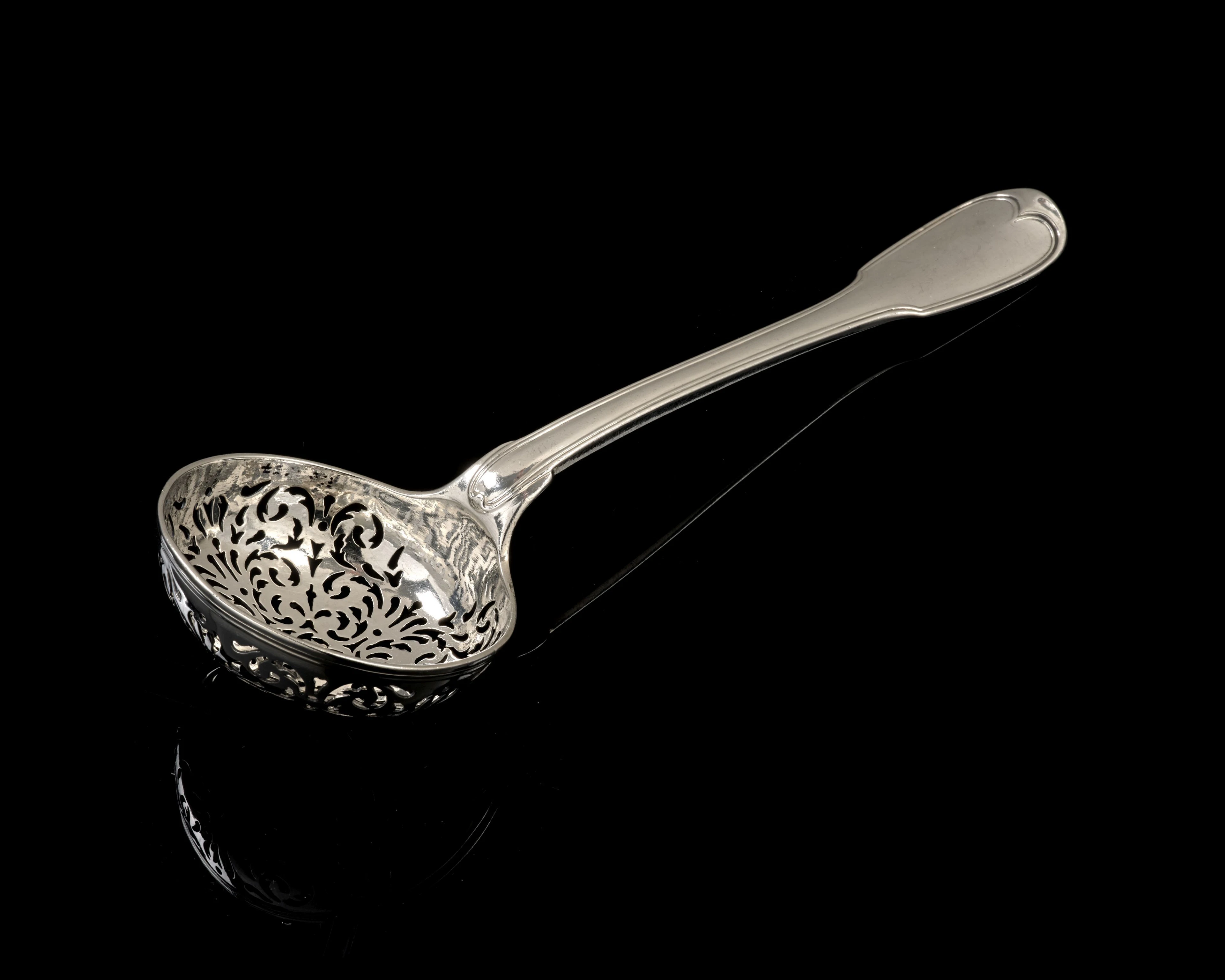 CUILLÈRE À SAUPOUDRER EN ARGENT Maître-orfèvre Nicolas-Martin Langlois Paris