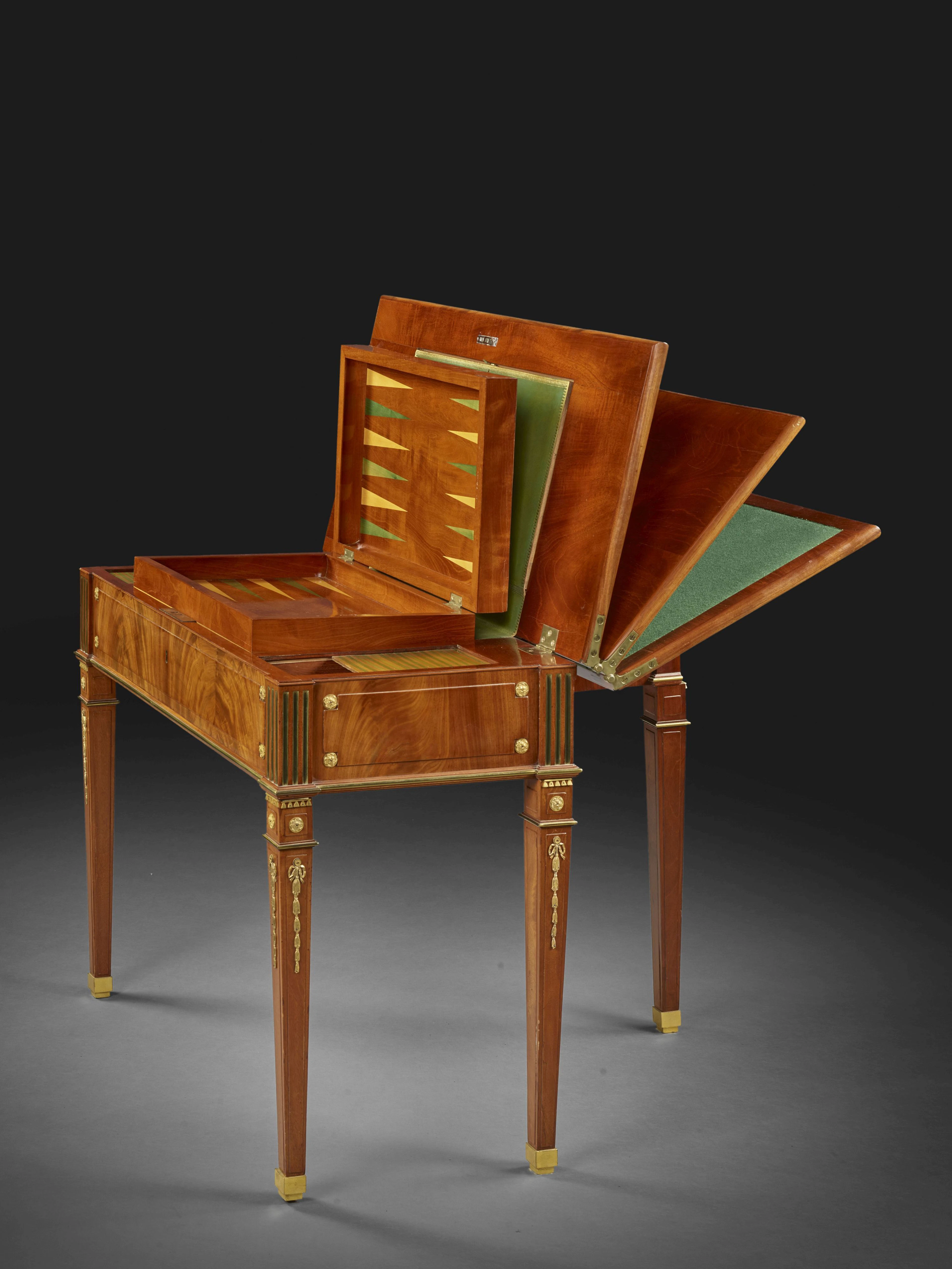TABLE À JEUX MÉCANIQUE D'ÉPOQUE LOUIS XVI Par David Roentgen, vers 1780