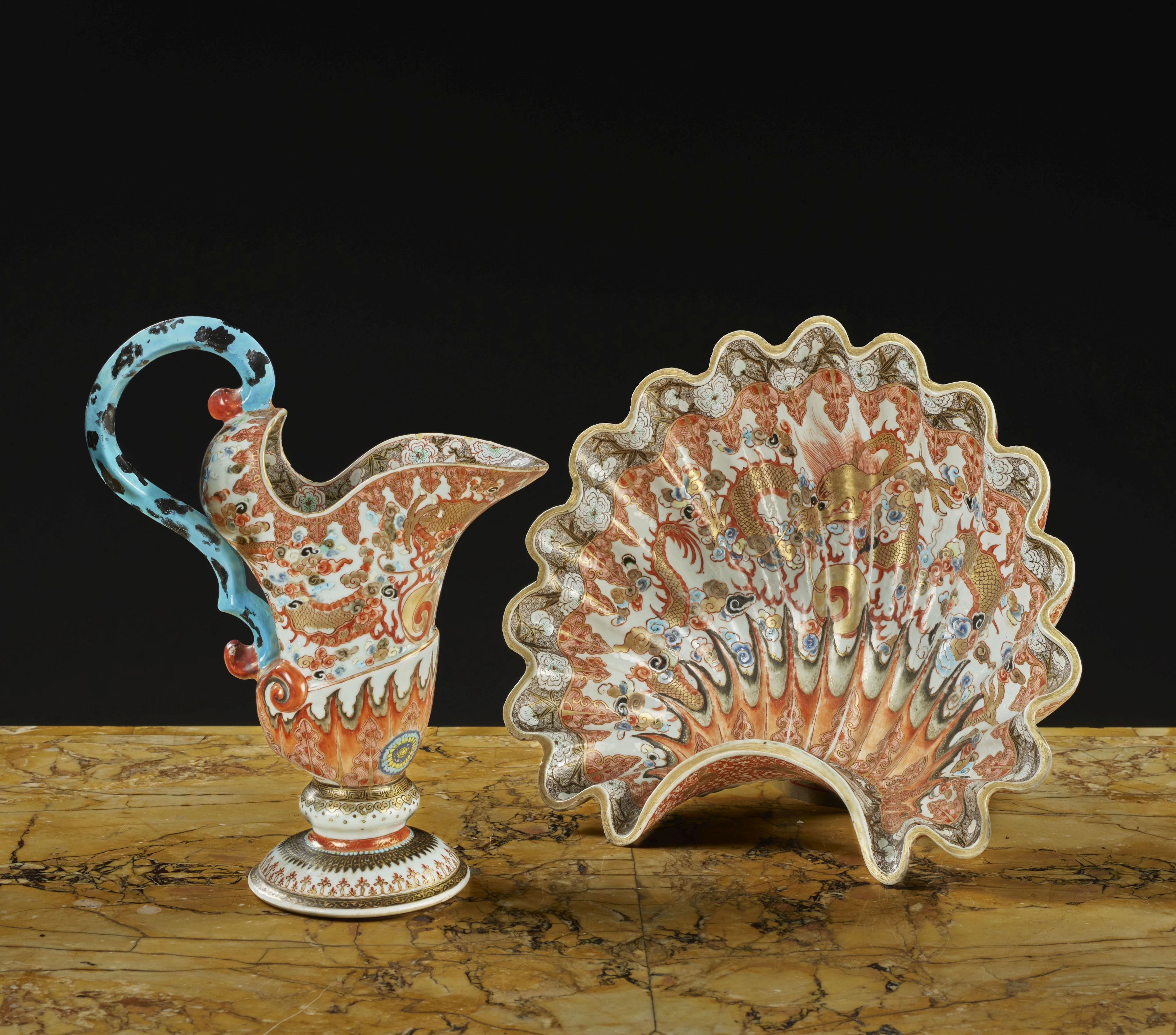 AIGUIÈRE ET SON BASSIN EN PORCELAINE ROUGE DE FER ET DÉCOR OR Chine
