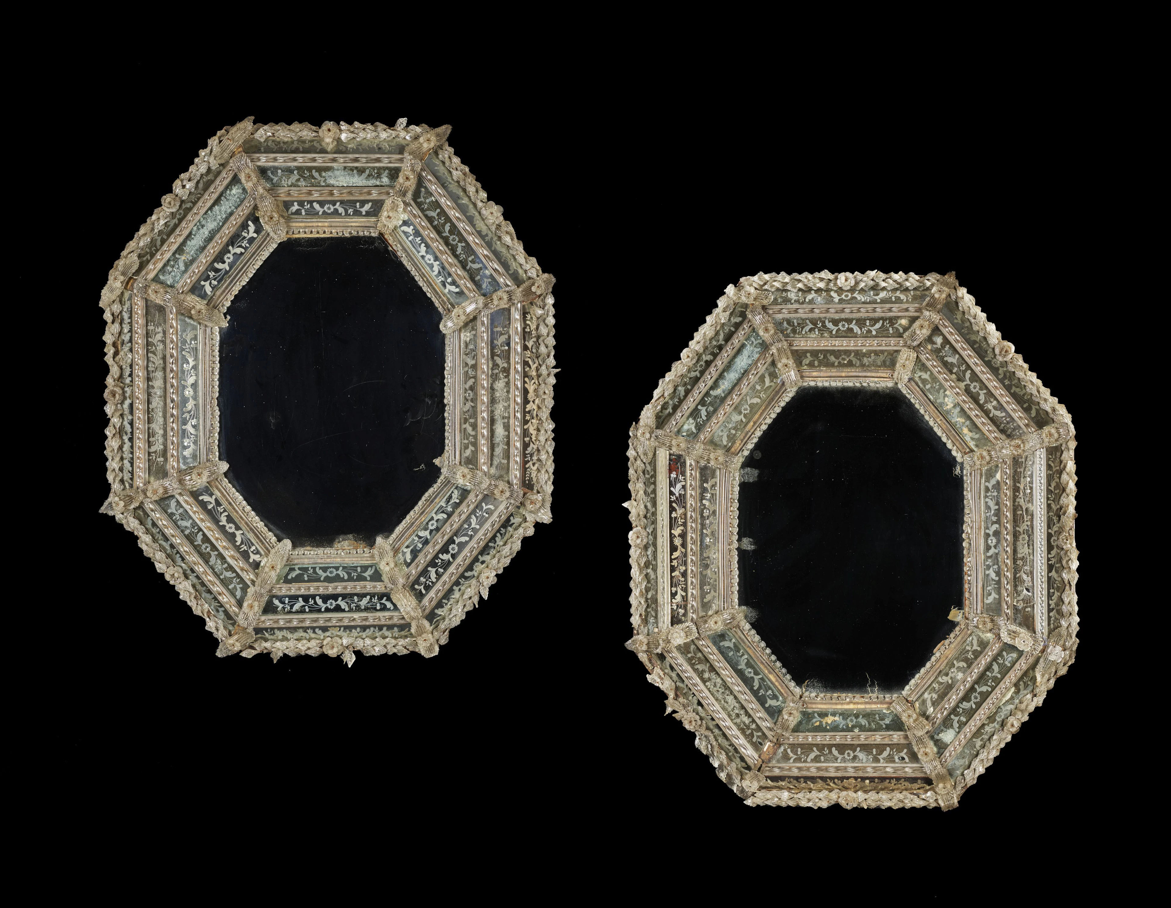 PAIRE DE MIROIRS DE STYLE BAROQUE, TRAVAIL VÉNITIEN DU XIXe SIÈCLE