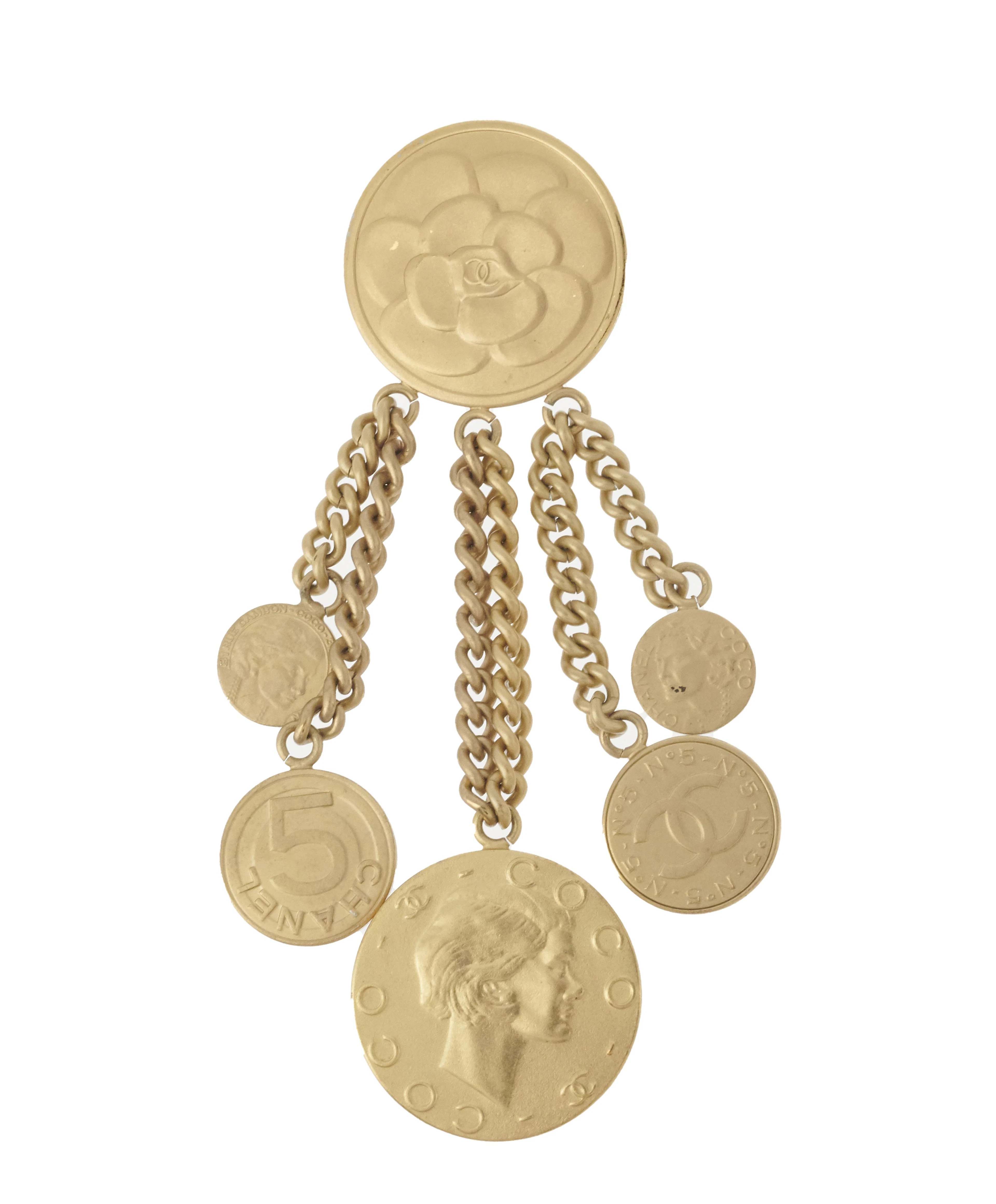CHANEL 2008 Broche en métal doré en chainettes et...