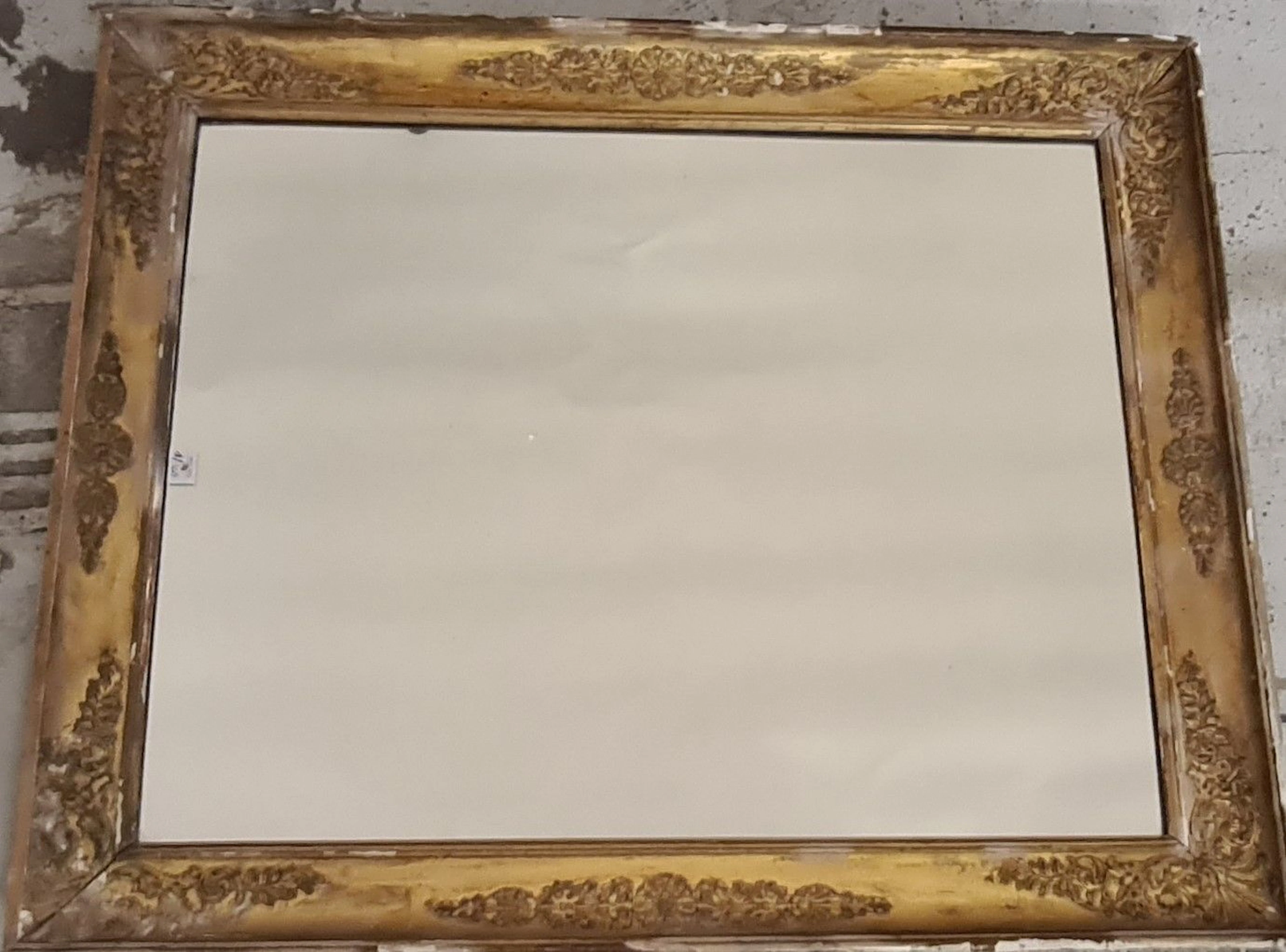 MIROIR En bois et stuc doré à décor Restauration de...