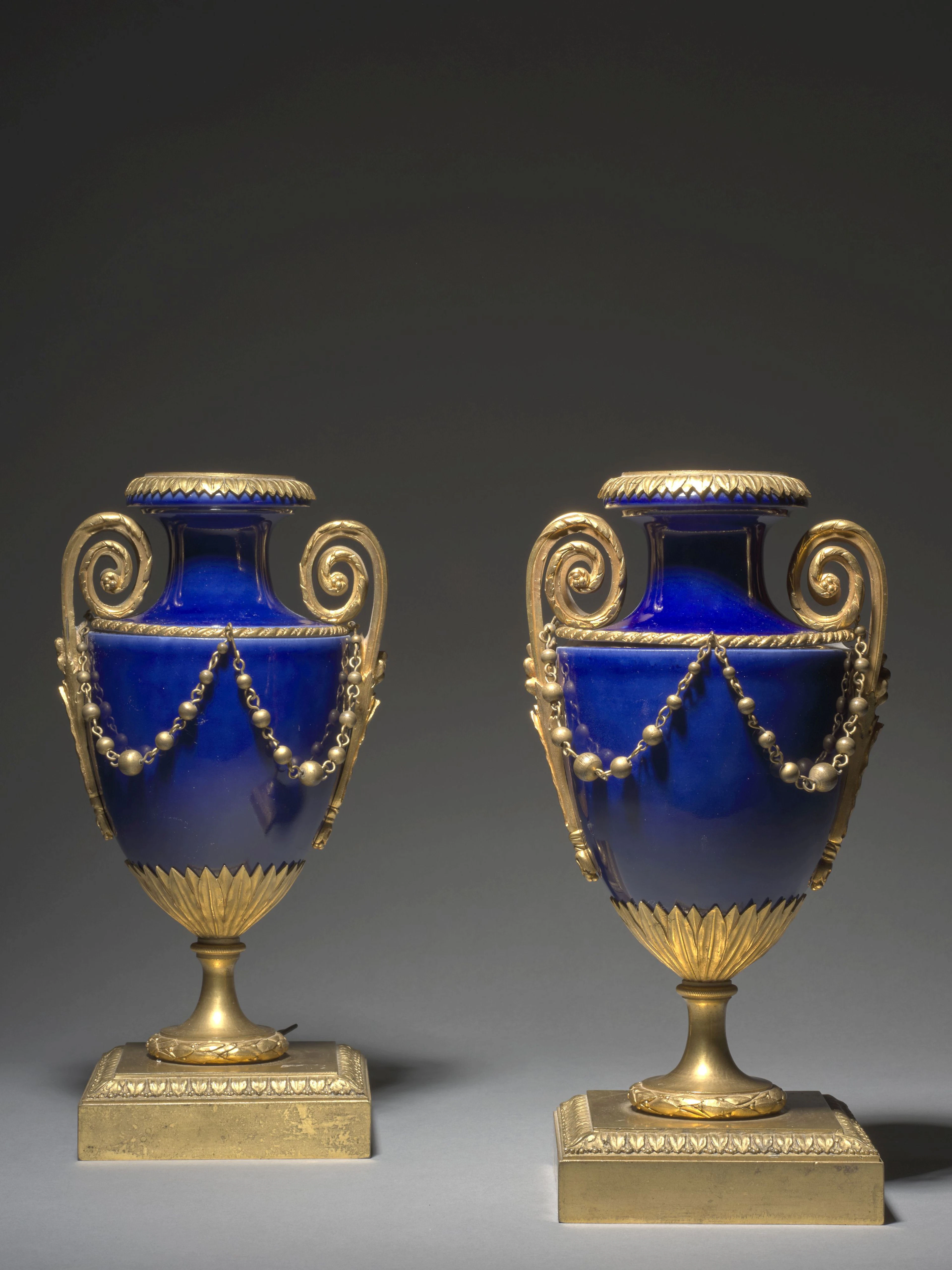 PAIRE DE VASES MONTÉS DE STYLE LOUIS XVI Composés d'éléments anciens