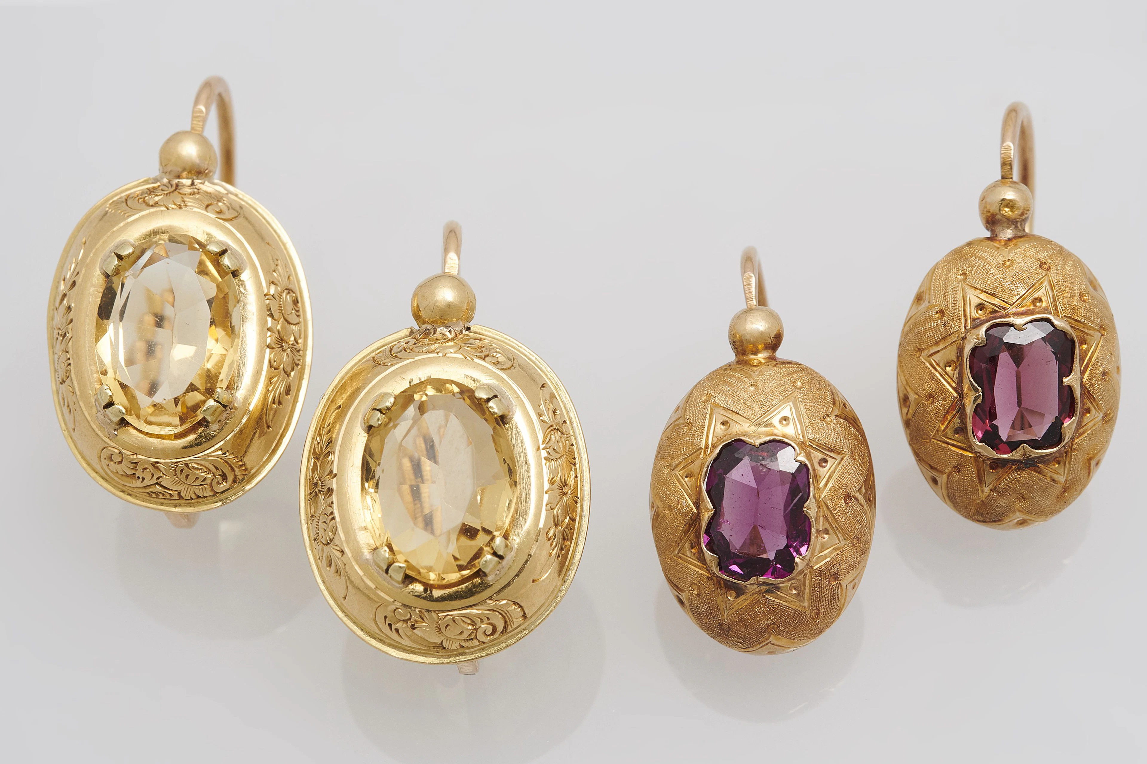 Deux paires de boucles d'oreilles dormeuses