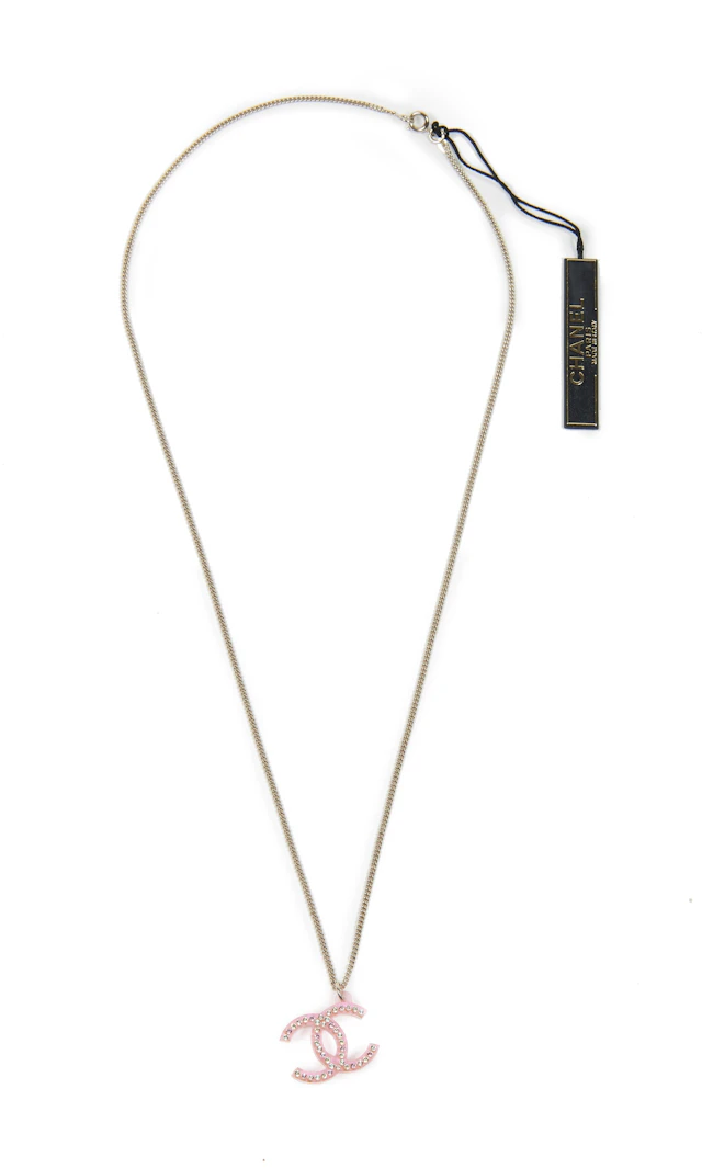CHANEL Collier en métal doré et pendentif en plastique...