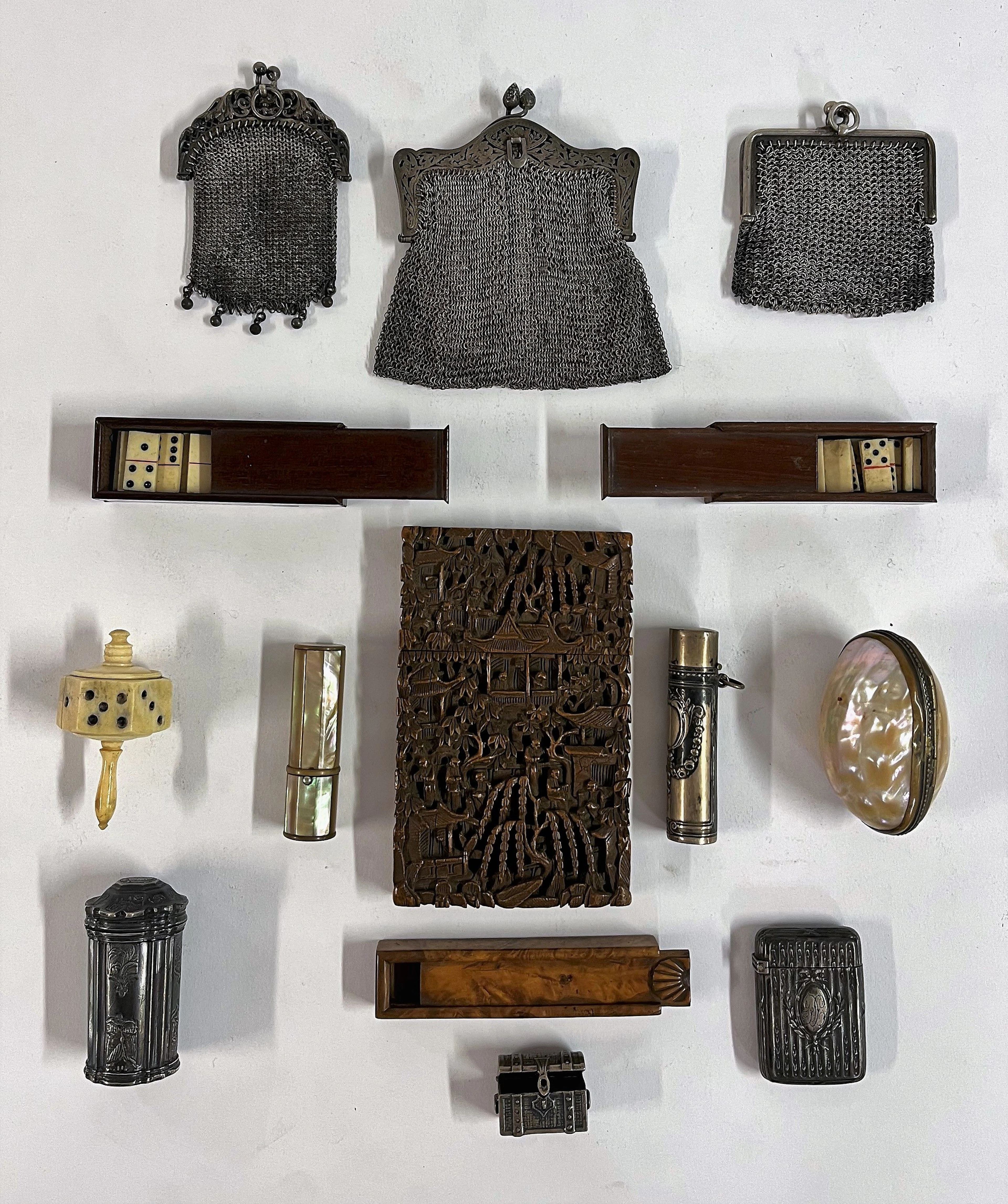 ENSEMBLE D'OBJETS DE VITRINE