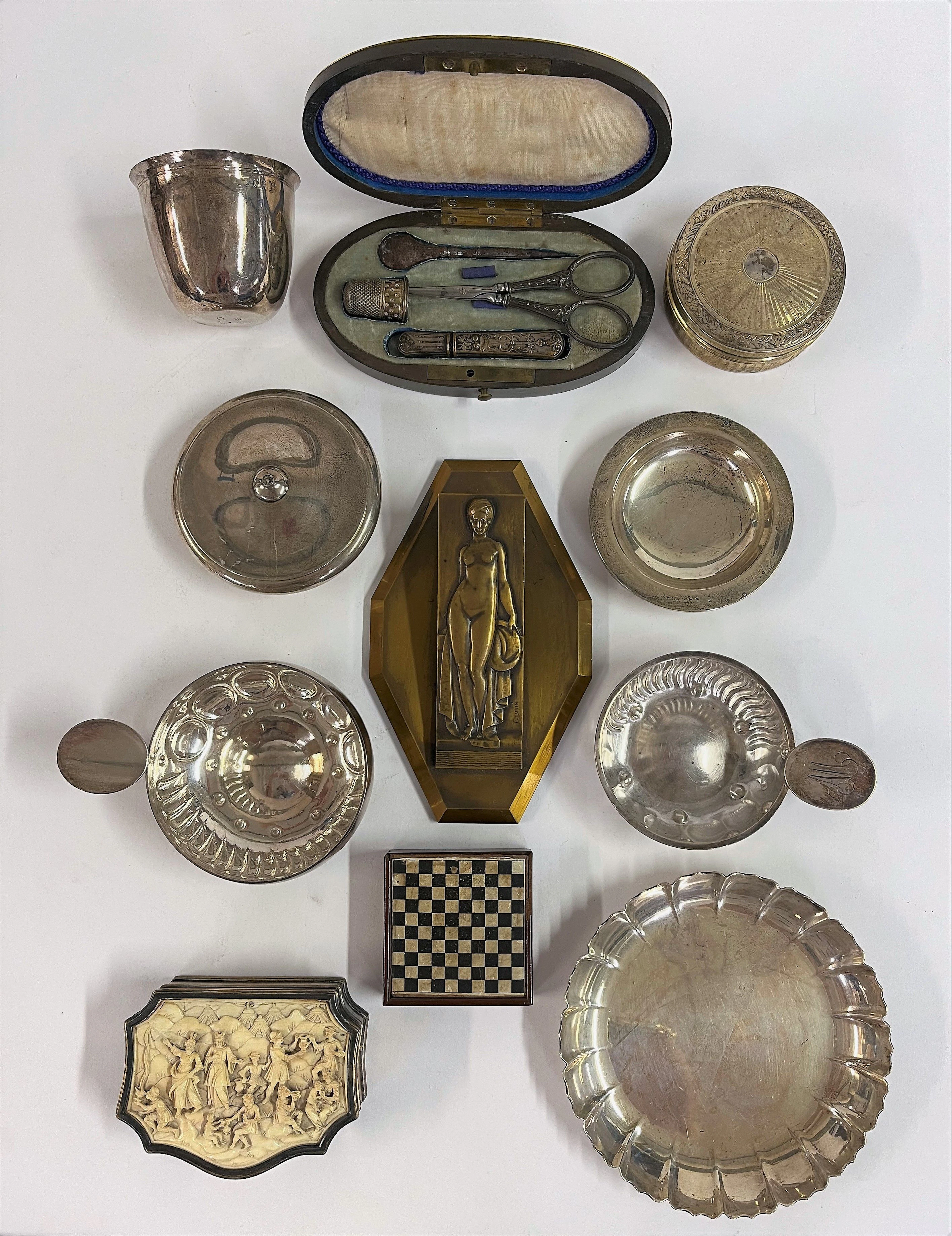 ENSEMBLE D'OBJETS DE VITRINE