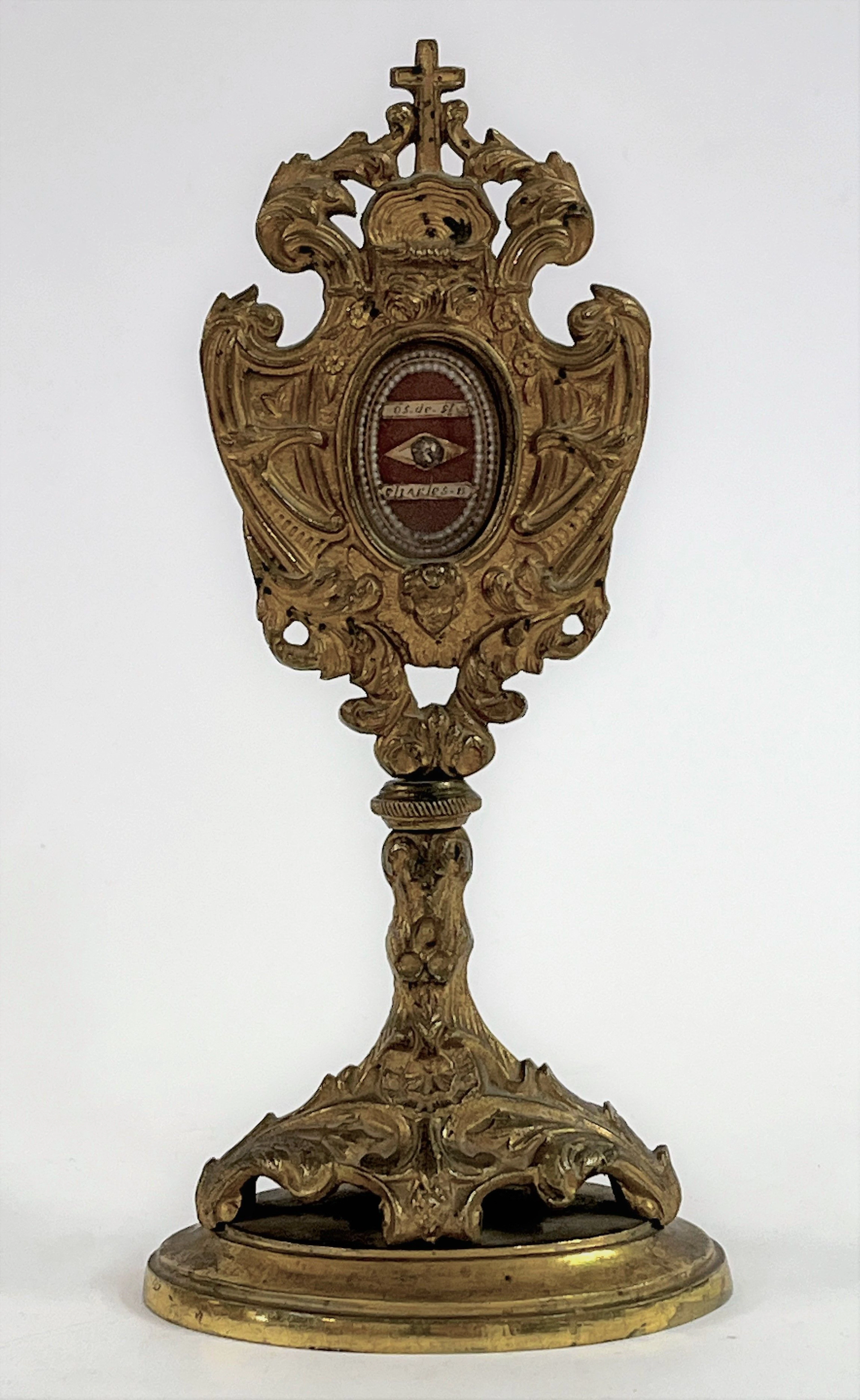 RELIQUAIRE en bronze doré contenant "un os de St Charles...