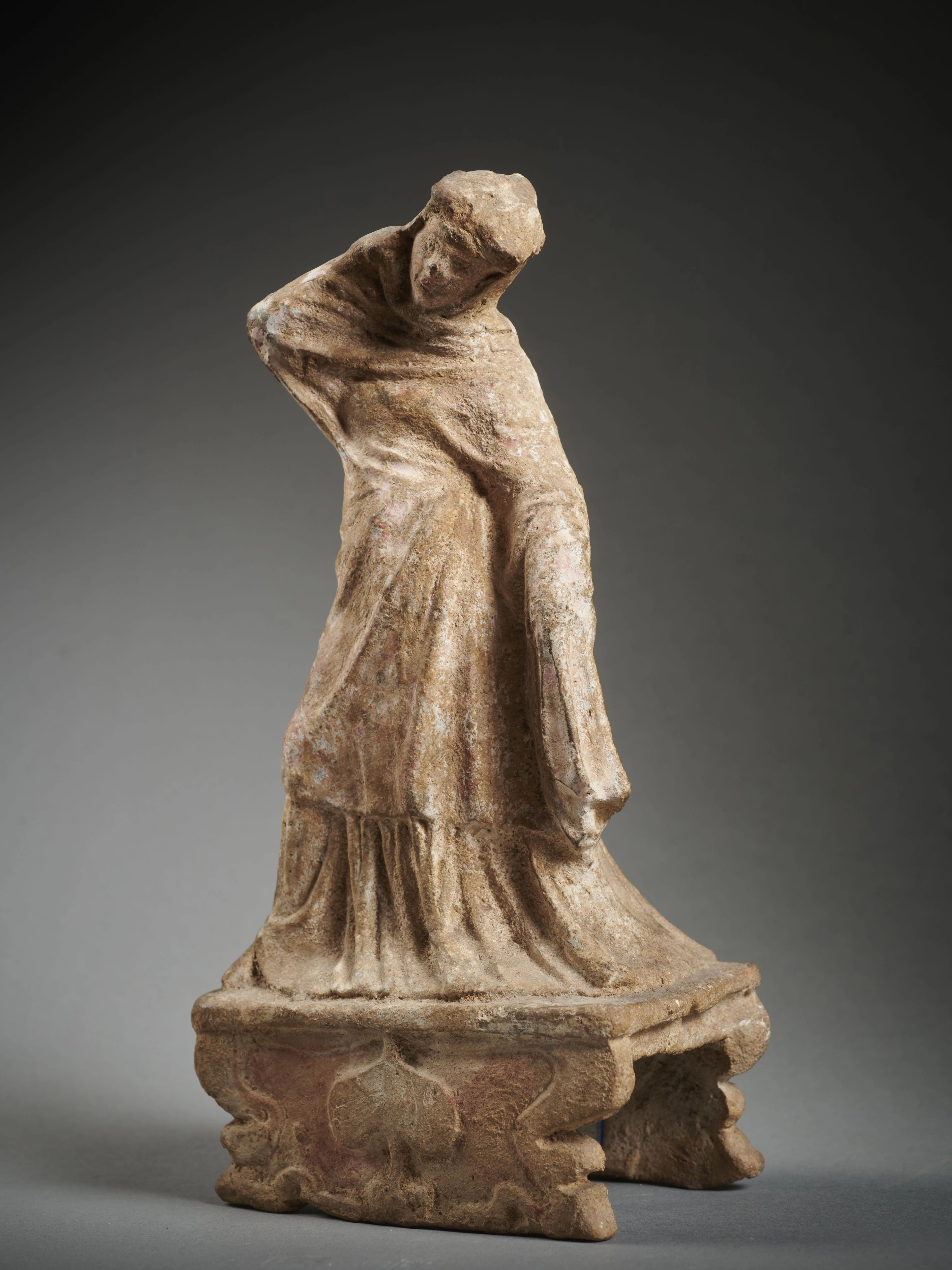 DANSEUSE EN TERRE CUITE Art grec, Béotie, IVe siècle av. J.-C.