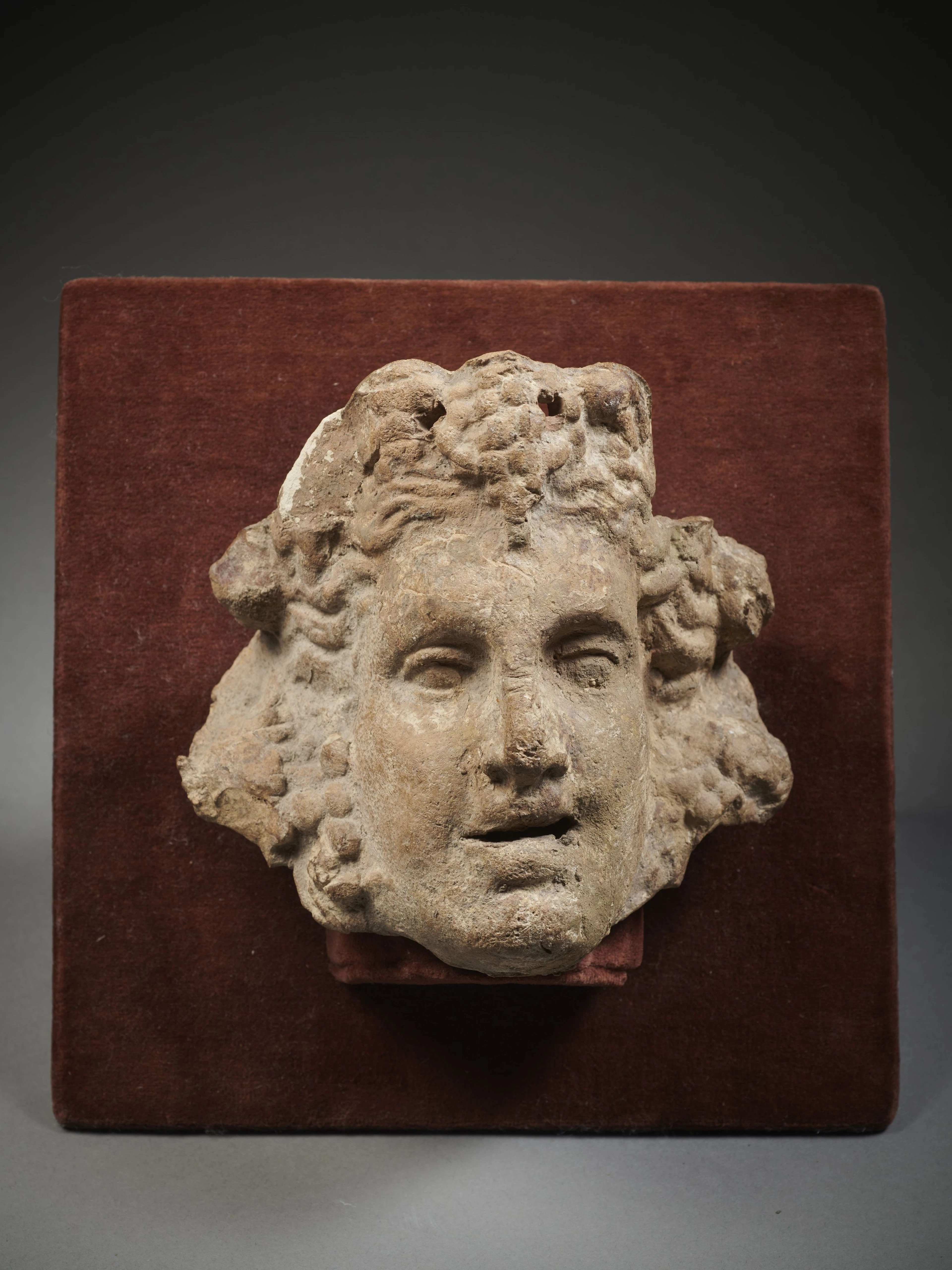 MASQUE D'APPLIQUE EN TERRE CUITE Art grec