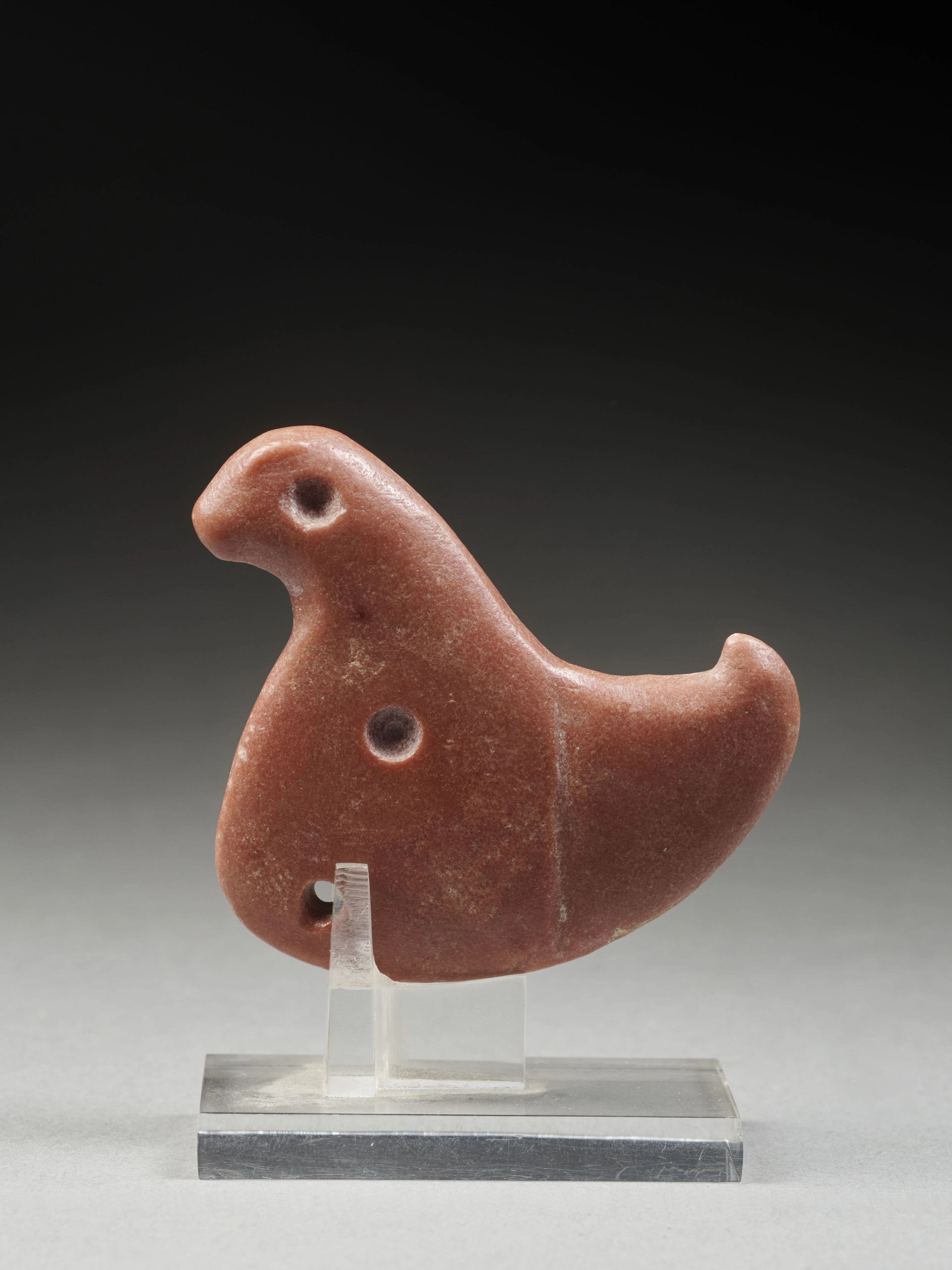 AMULETTE-PENDENTIF À LA COLOMBE EN CALCITE ROUGE Art mésopotamien